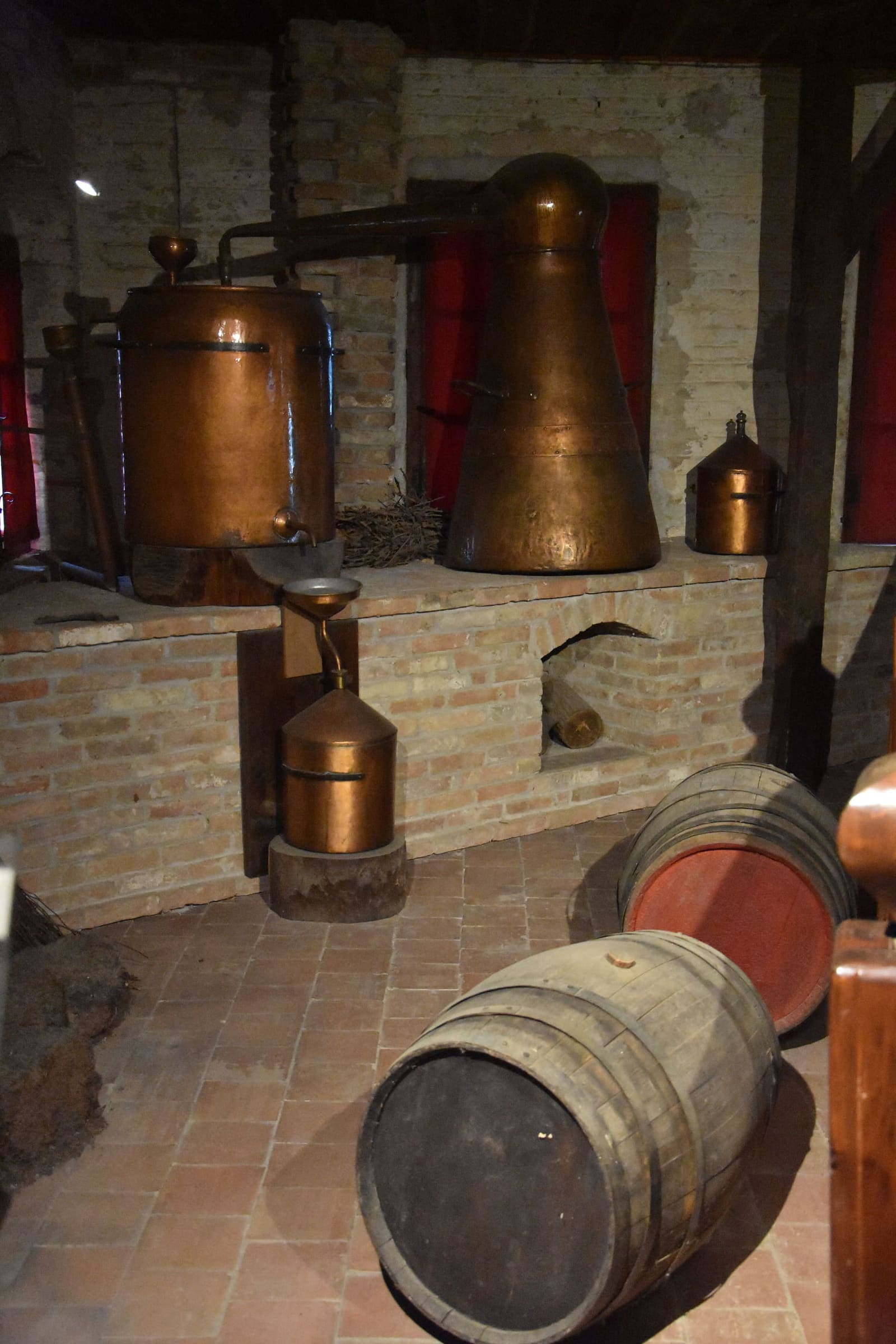 gli alambicchi di rame e le botti, nel museo