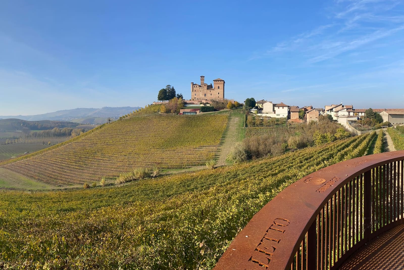 il castello di Grinzane in cima alla collina, visto dal belvedere della Vigna Gustava fra le vigne d'autunno