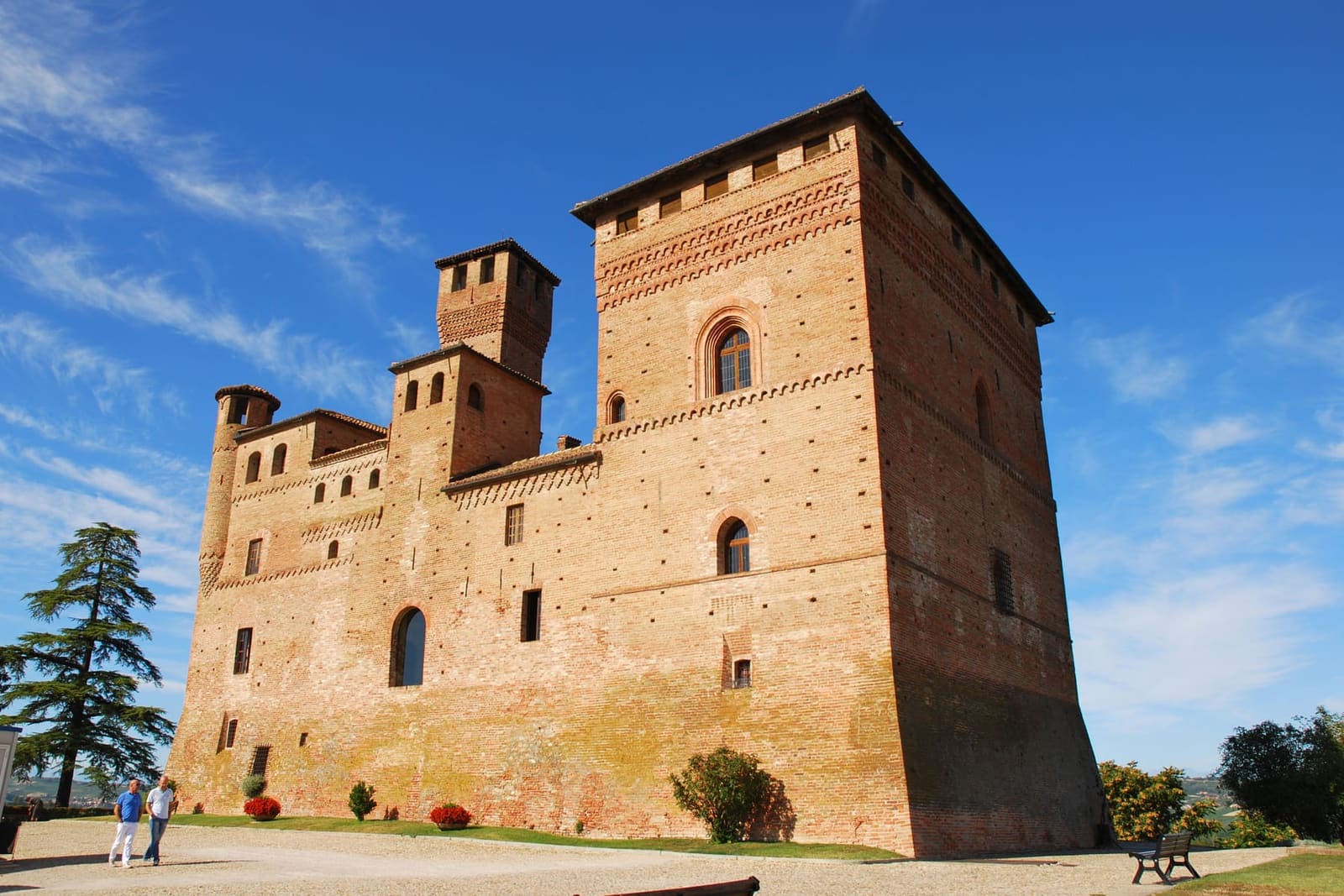 il castello dal piazzale, con il corpo più massiccio a destra e le torri dietro