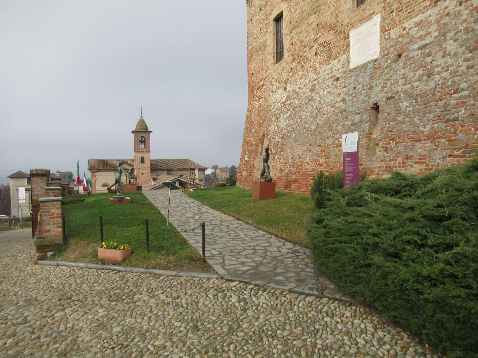 il giardino ai piedi del castello e, in fondo, la chiesa del Carmine con il campanile