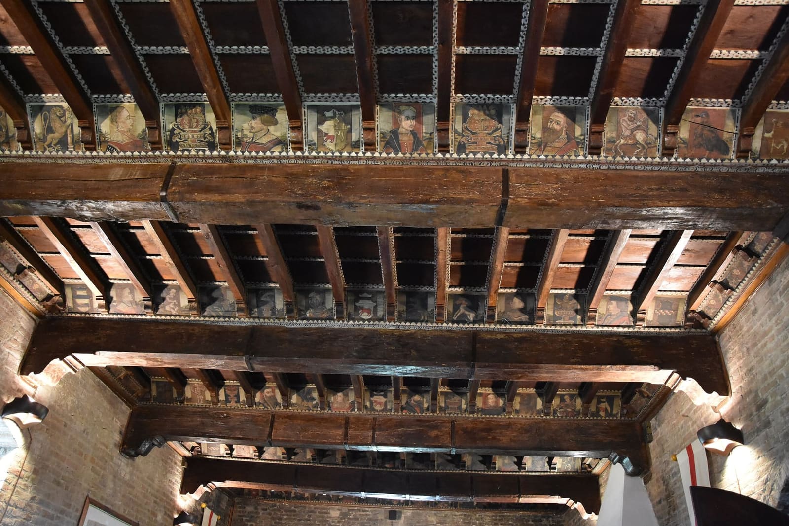 il soffitto di legno del 1547, con le maschere dipinte fra le travi
