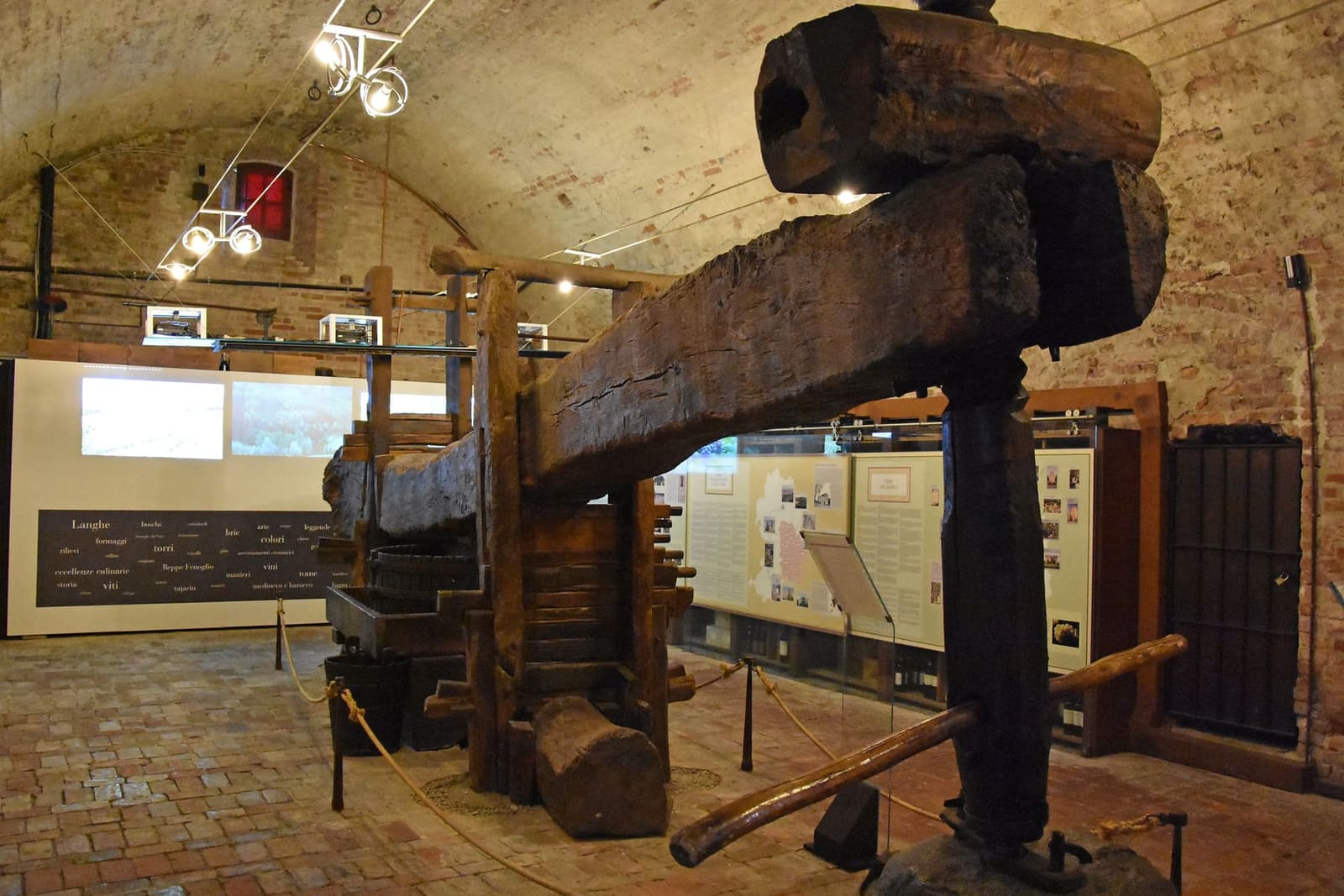 un grande torchio di legno nella sala della civiltà contadina