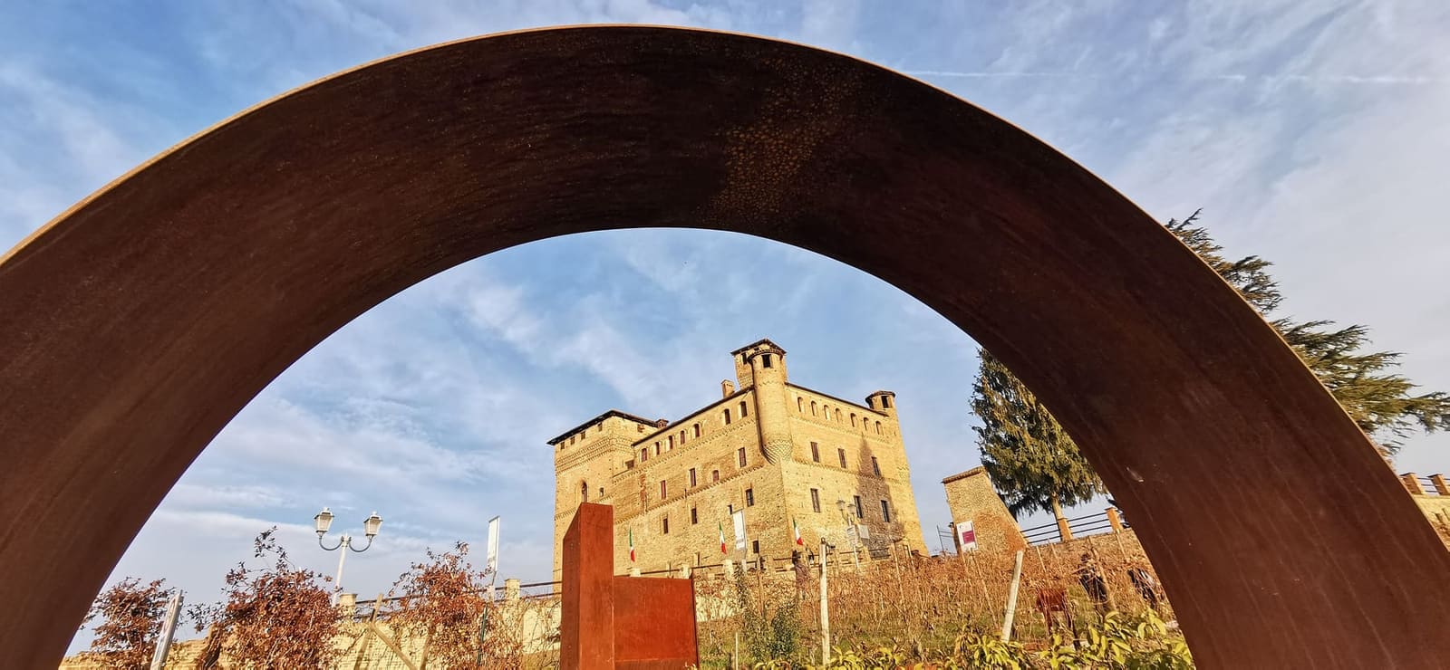 il castello visto attraverso un arco d'acciaio, nella vigna sotto le mura