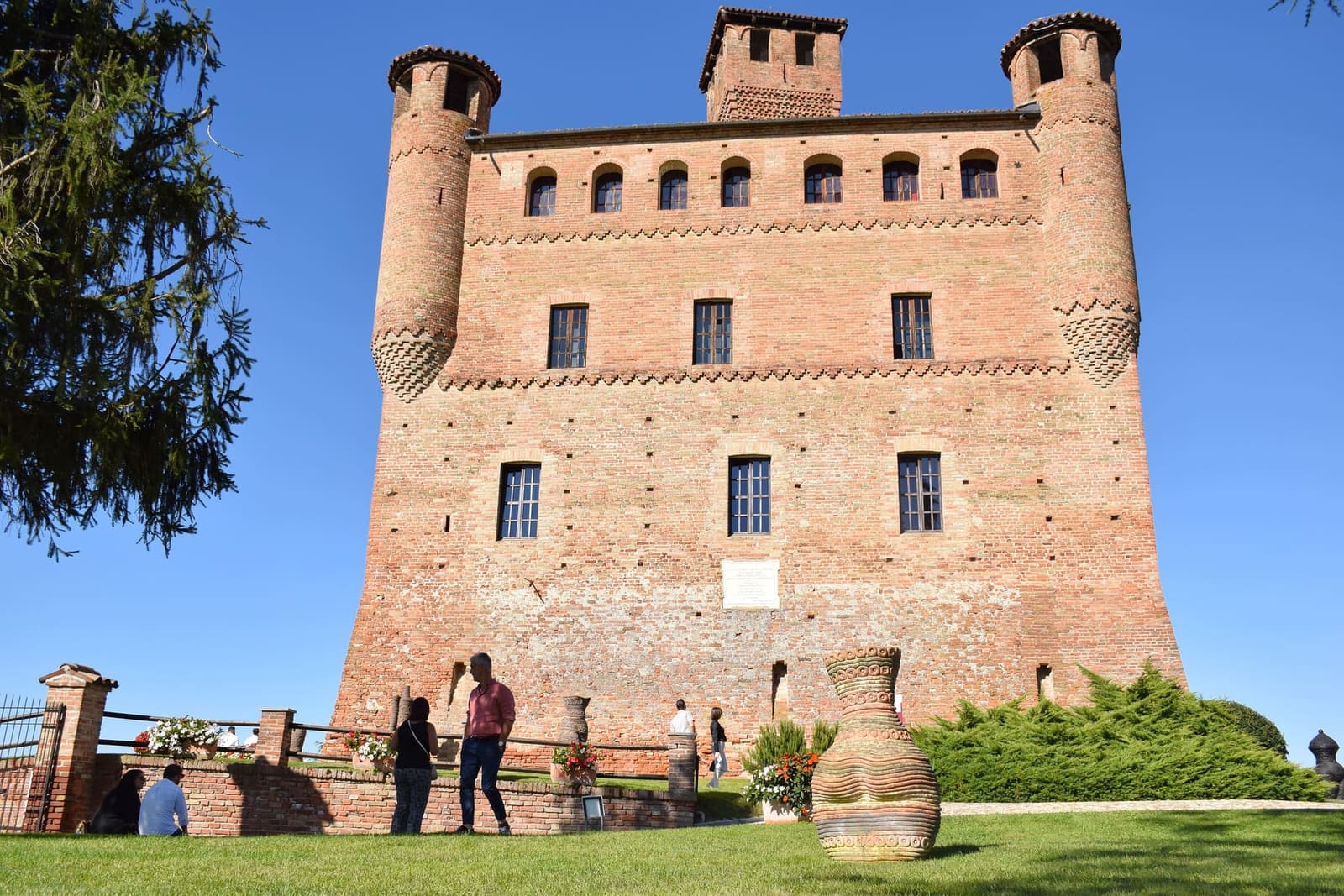 la facciata del castello con le due torrette rotonde a sbalzo agli angoli