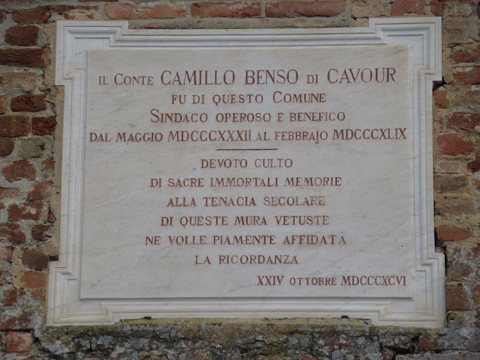 la lapide del 1896 che ricorda Cavour sindaco di Grinzane dal maggio 1832 al febbraio 1849