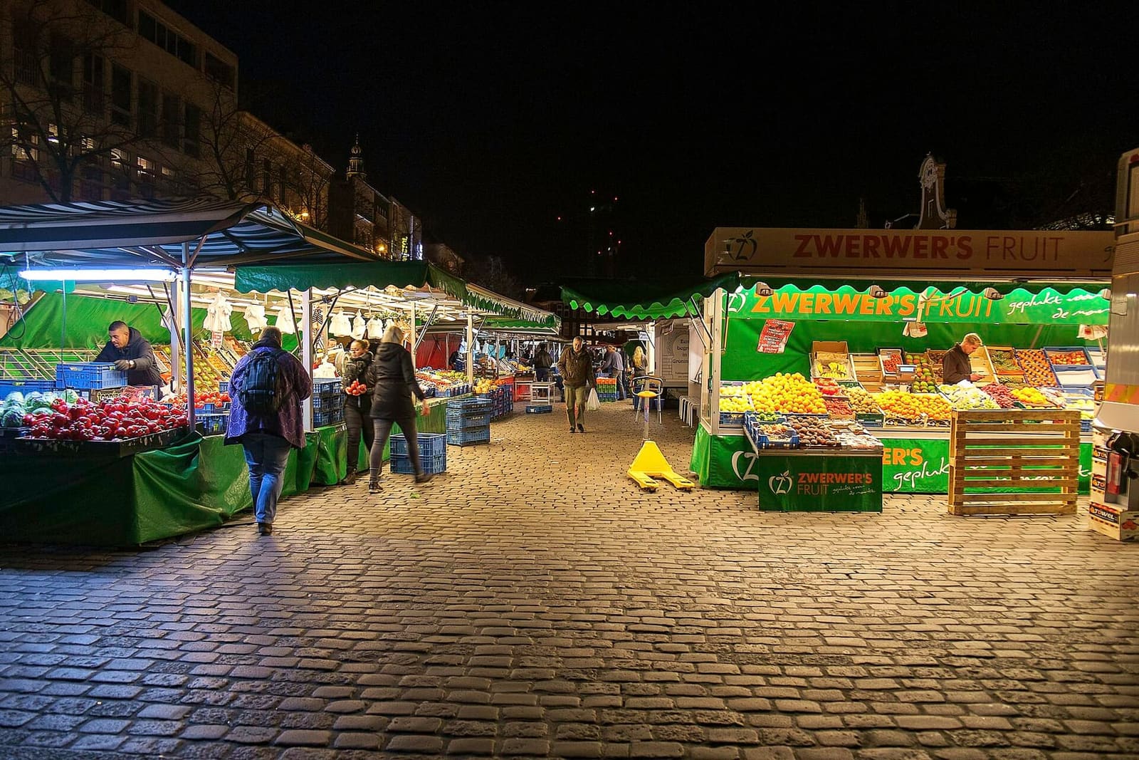 i banchi del mercato sulla Vismarkt in una sera di dicembre
