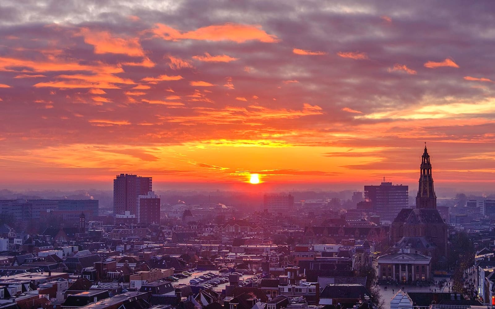 il cielo rosso di dicembre sui tetti di Groninga, dalla terrazza del Forum