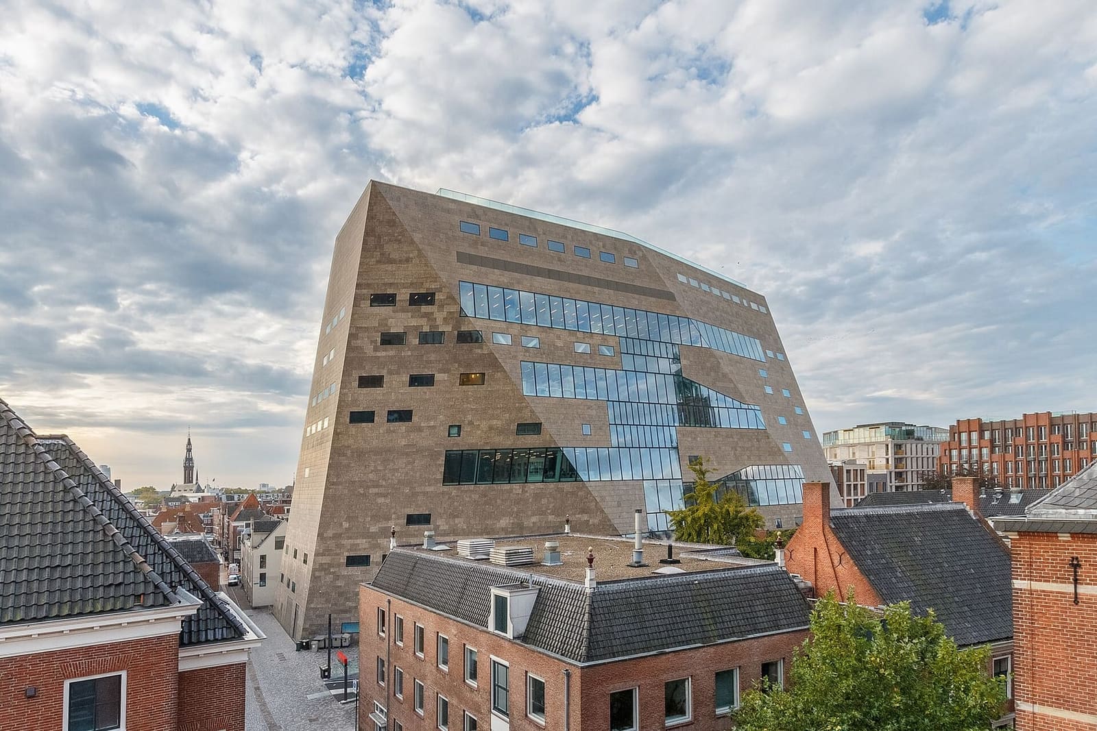 il Forum Groningen, il grande edificio culturale inclinato, fra i tetti del centro