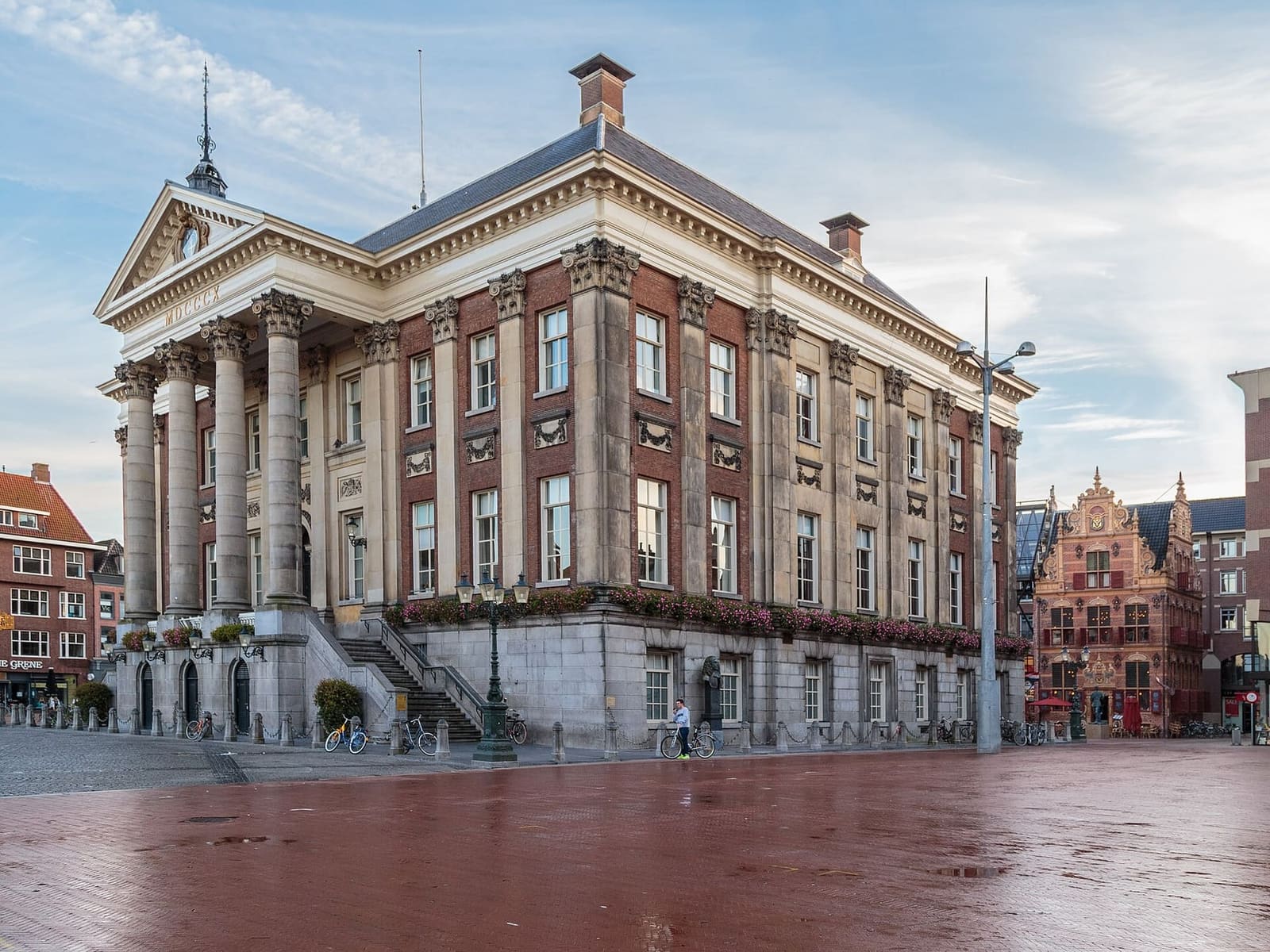 il municipio neoclassico sulla Grote Markt e, alle sue spalle, il Goudkantoor del Seicento