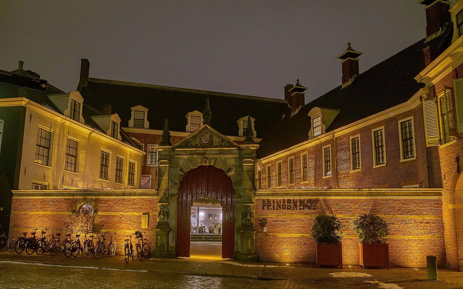 l'ingresso del Prinsenhof illuminato di sera