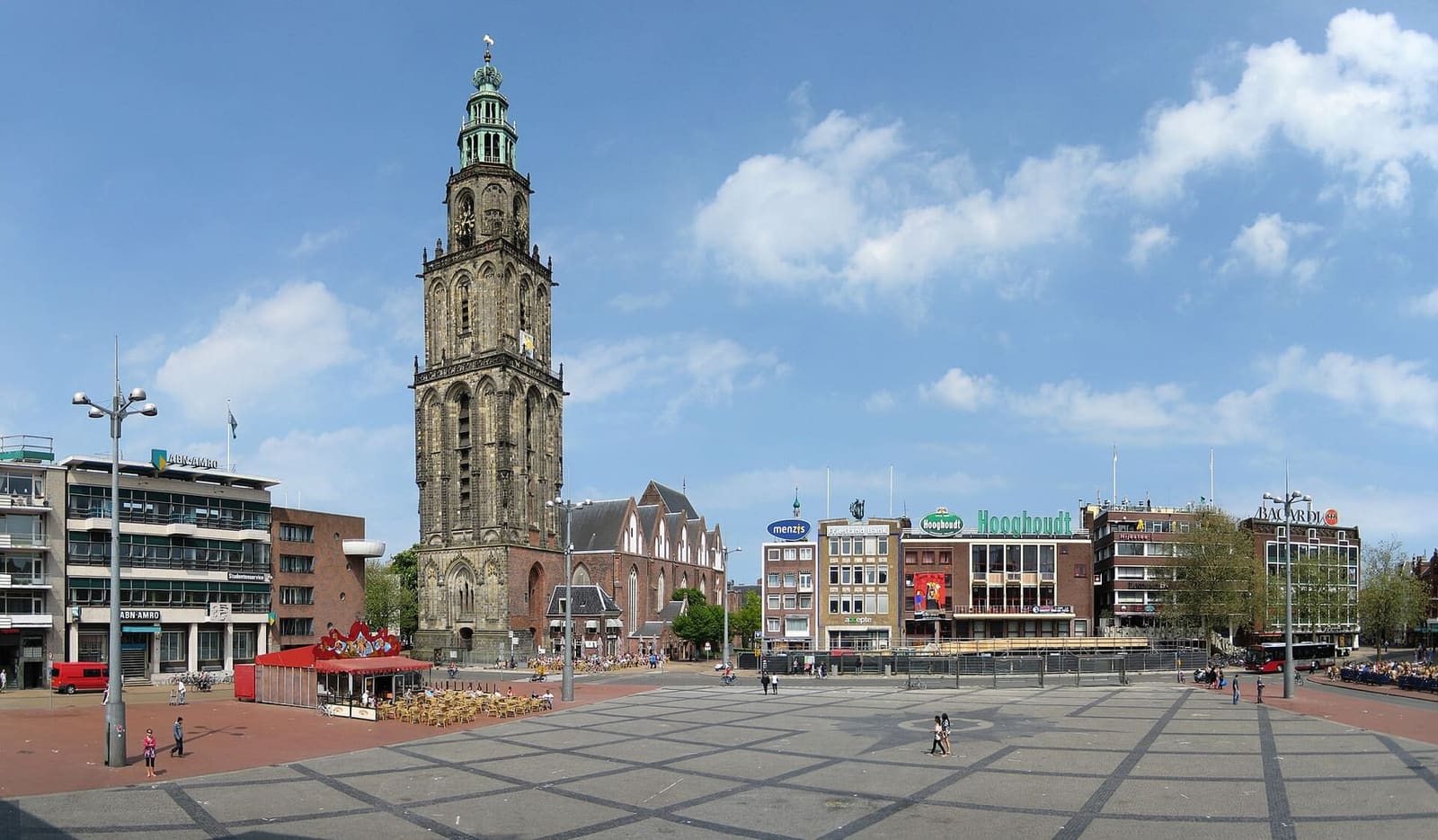 la Grote Markt dominata dalla Martinitoren, la torre più alta della città