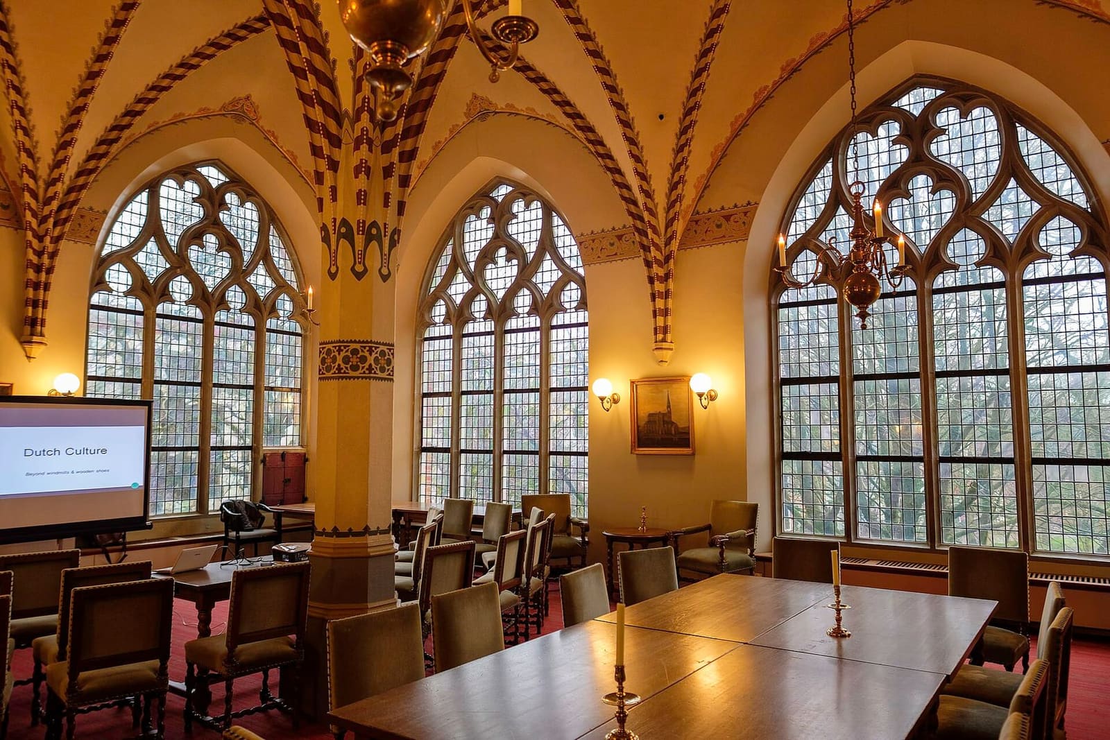 la Kerkvoogdijkamer, la sala dei fabbricieri dentro la Martinikerk, con le volte dipinte e le grandi vetrate