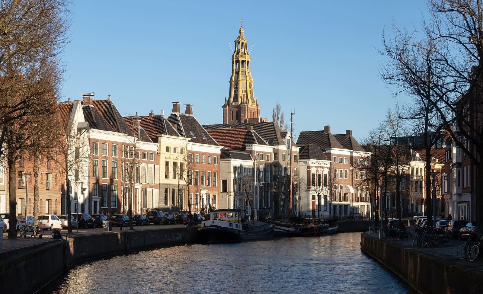 la torre dell'Akerk vista dal ponte mobile Visserbrug, nella luce della sera