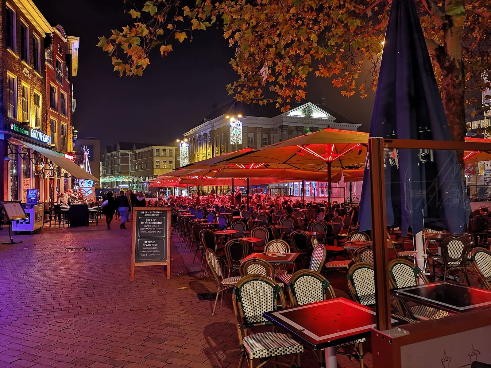 le terrazze davanti al Drie Gezusters sulla Grote Markt in una sera di novembre