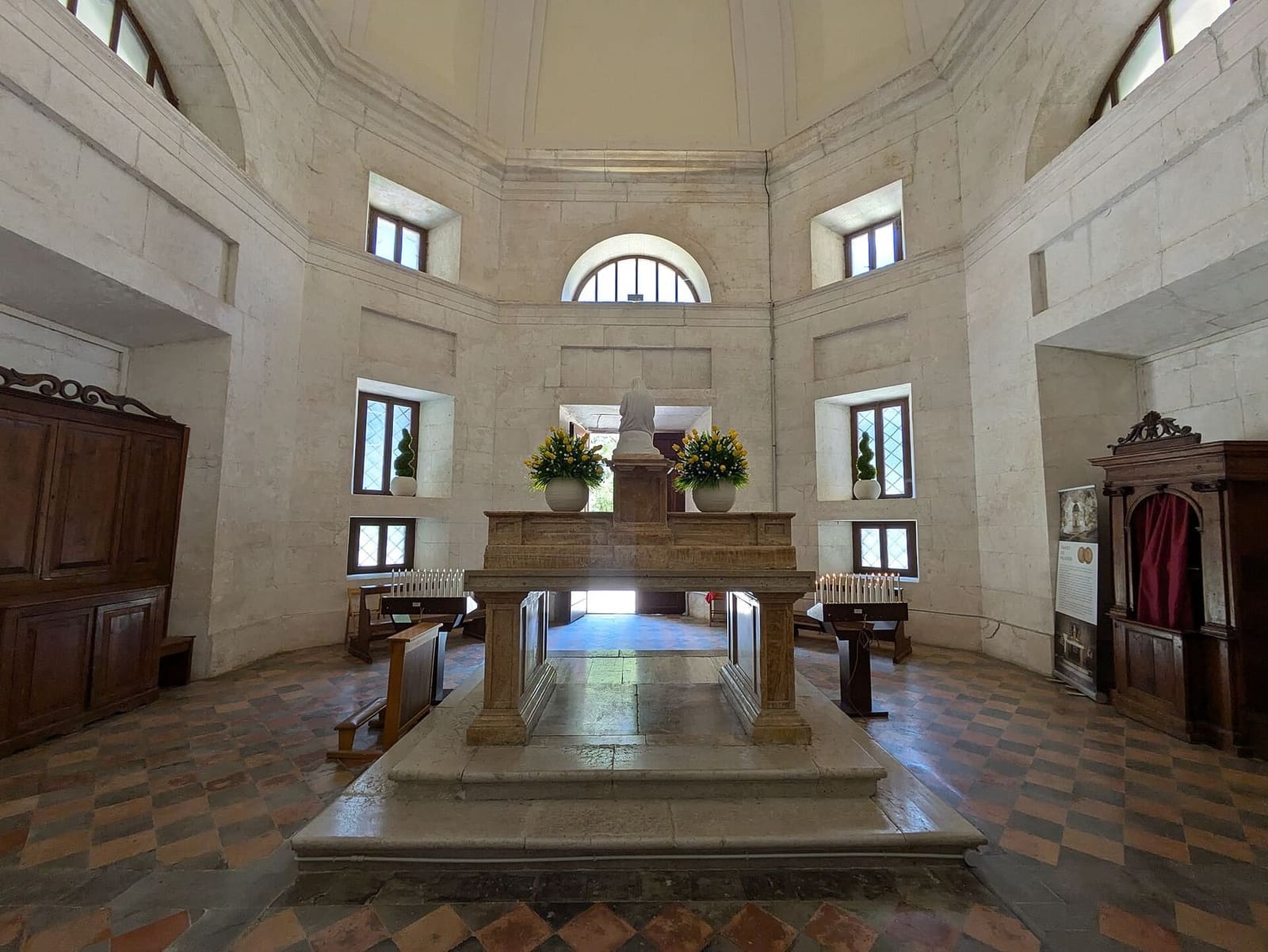dentro il Tempio del Valadier, la sala ottagonale bianca con l'altare al centro e il pavimento a scacchi