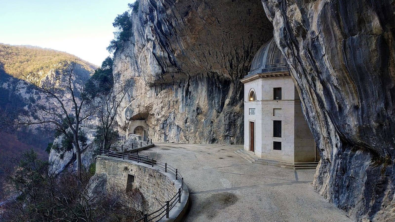la facciata del tempio e il piazzale davanti, visti dalla scala dell'eremo di Santa Maria infra Saxa