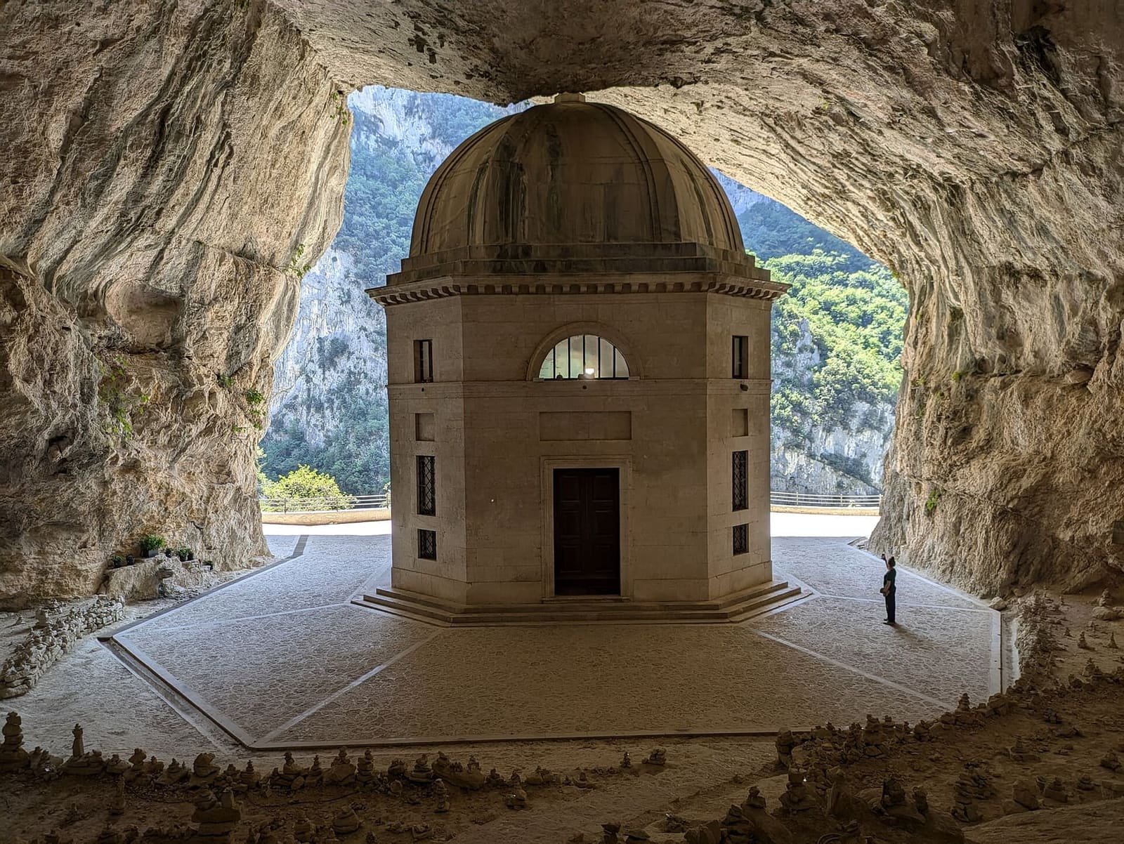 il Tempio del Valadier sotto la volta della grotta, con la gola che si vede dall'apertura alle sue spalle