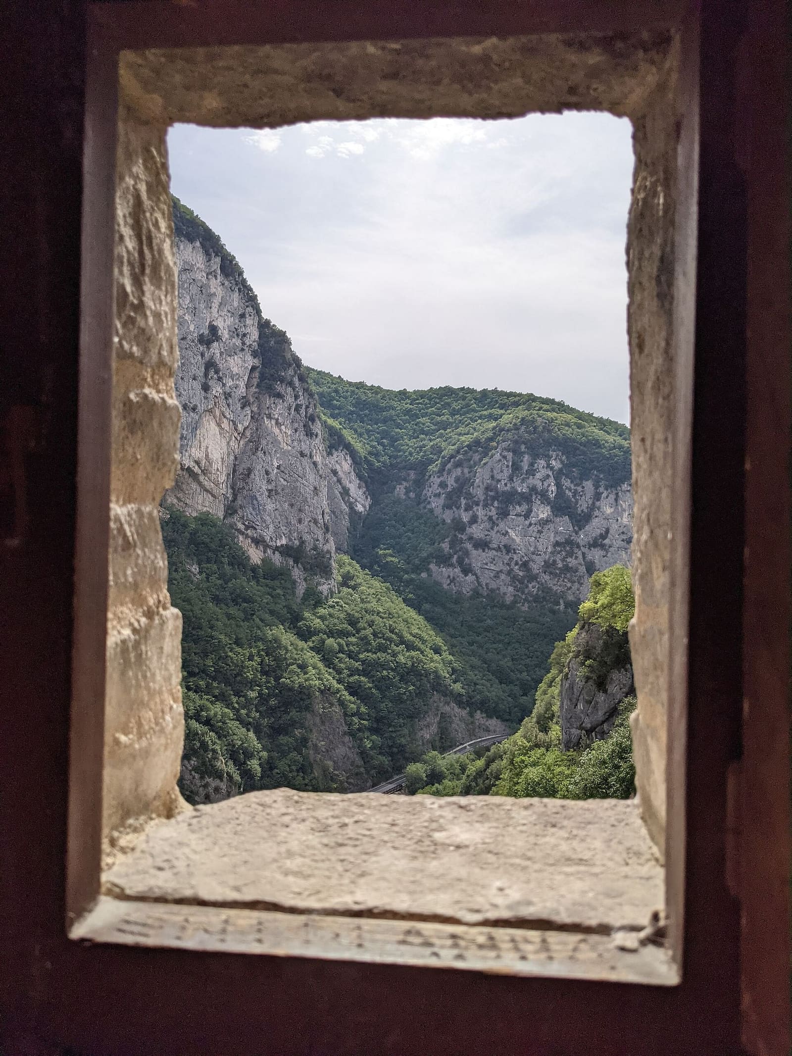 la gola vista dalla finestra dell'eremo, con le pareti di roccia e il bosco giù in fondo