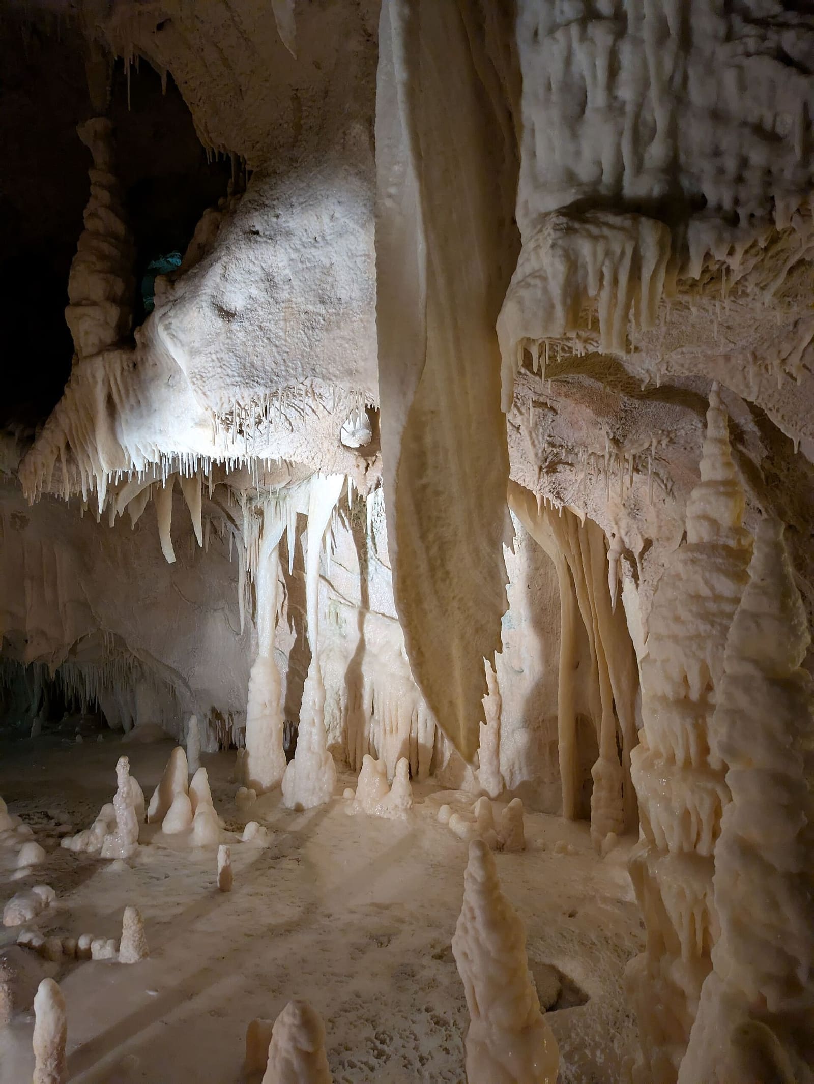 una stalattite lunga metri che scende dal soffitto e quasi tocca le stalagmiti sotto