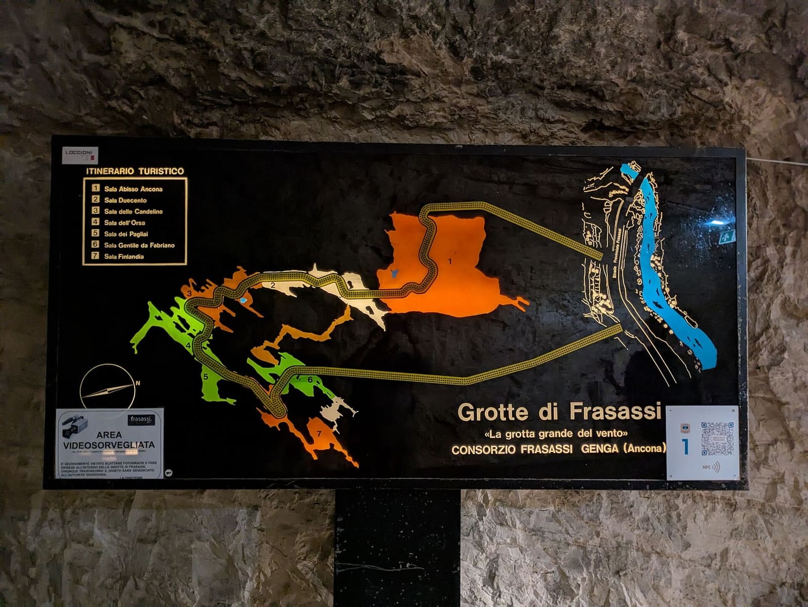 il pannello con la pianta del percorso turistico e le sue sale, appeso alla roccia