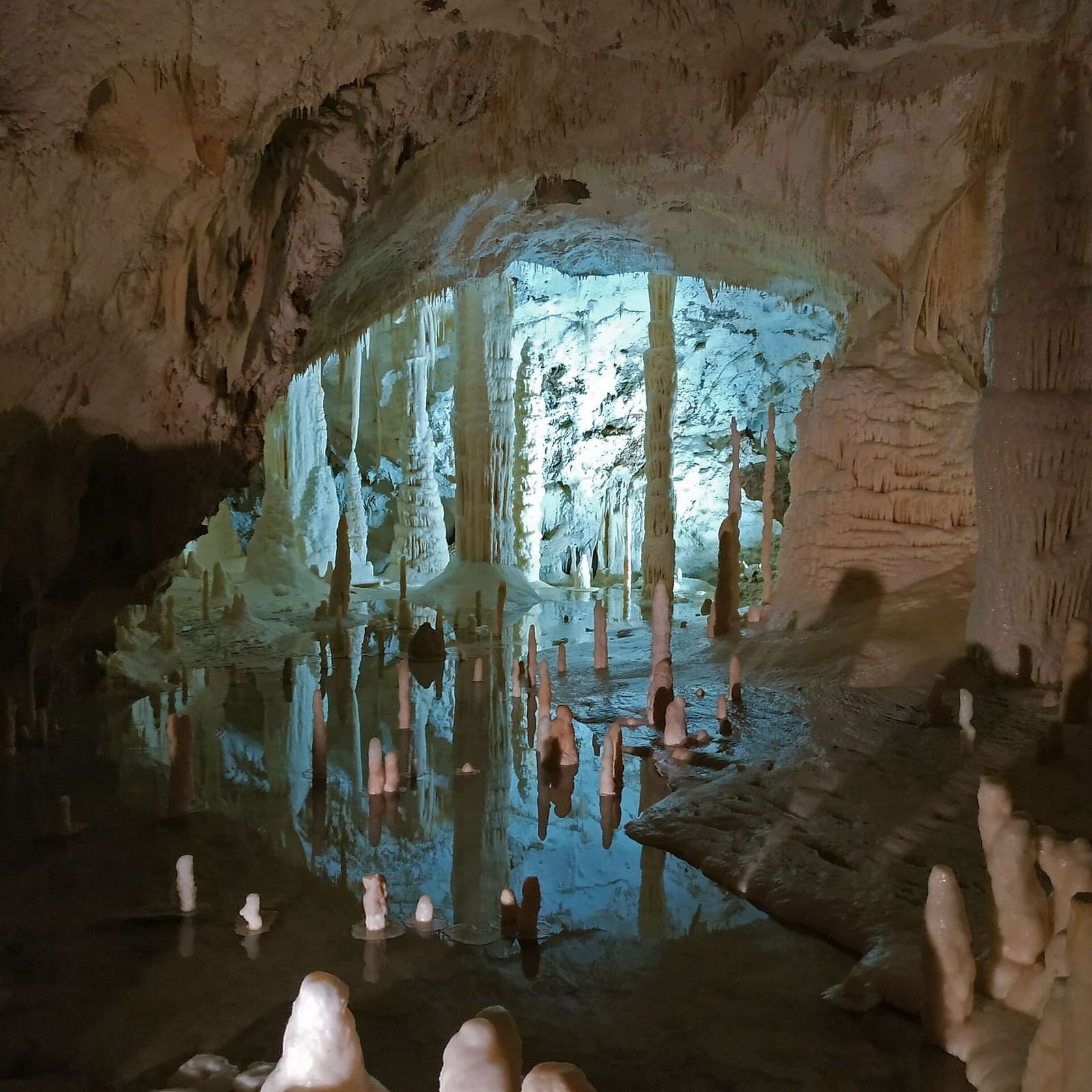 la Sala delle Candeline, con le stalagmiti basse che spuntano dall'acqua ferma e le colonne bianche che ci si specchiano dentro