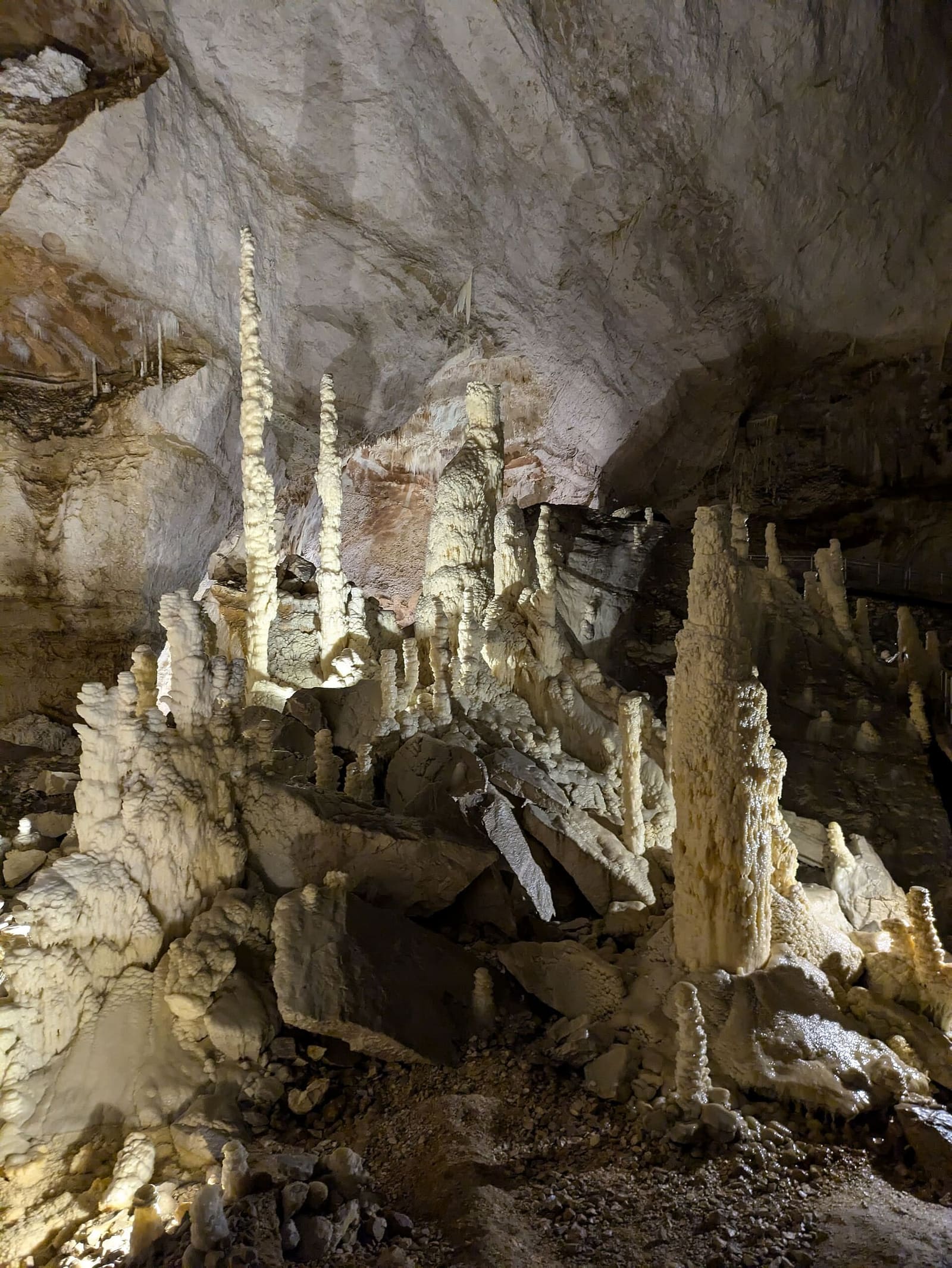 le stalagmiti bianche e sottili cresciute sopra i blocchi caduti dal soffitto