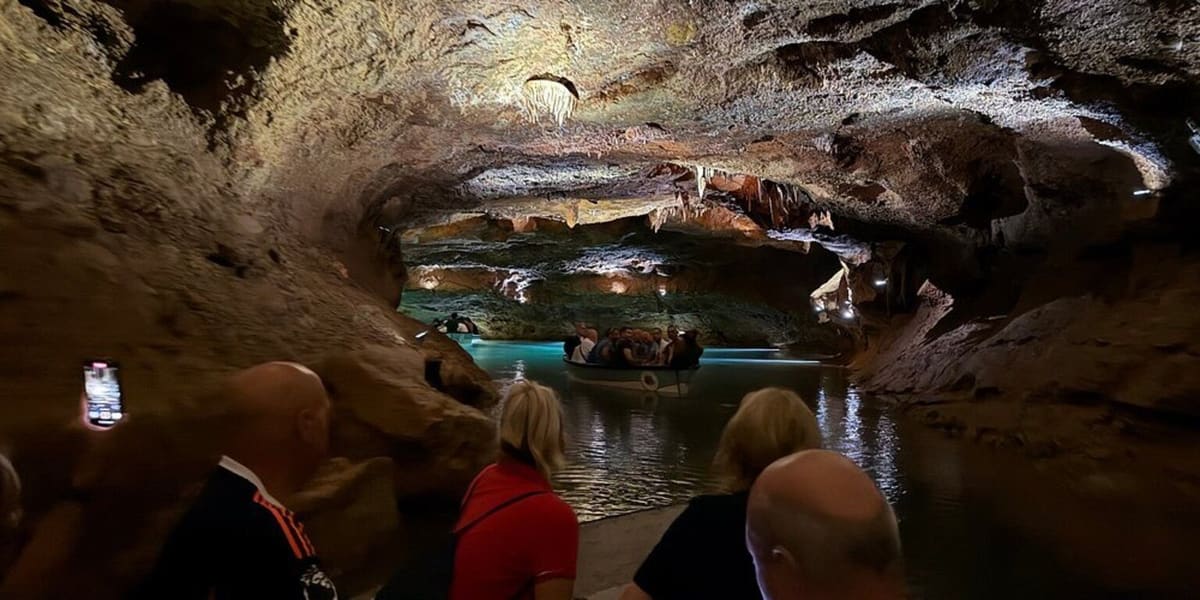 la barca in mezzo al fiume sotterraneo, sotto la volta di stalattiti