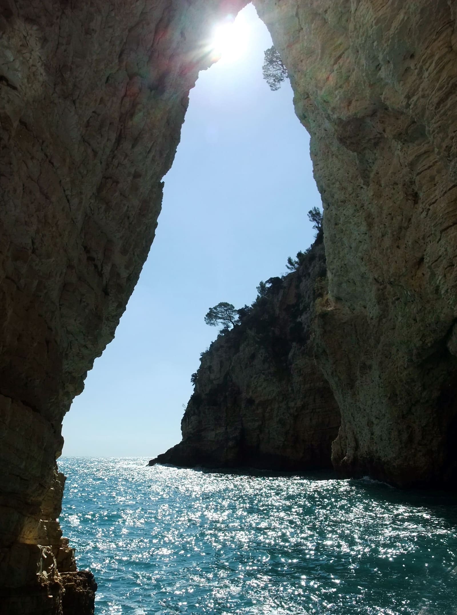 il cielo e il sole da una spaccatura della roccia