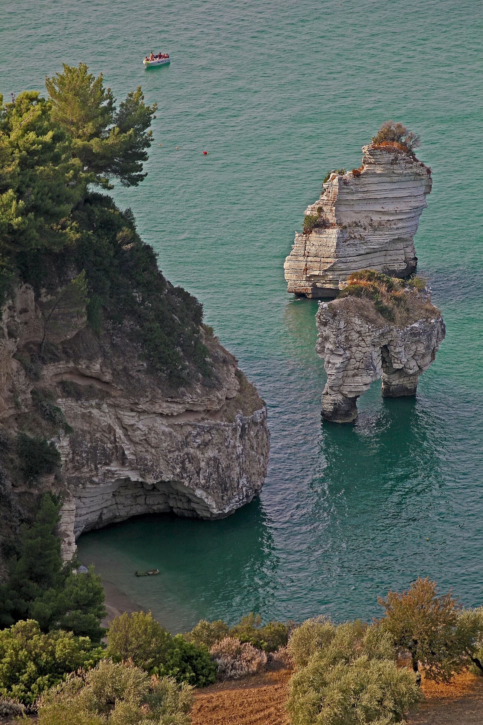 un faraglione e la falesia a strati della baia
