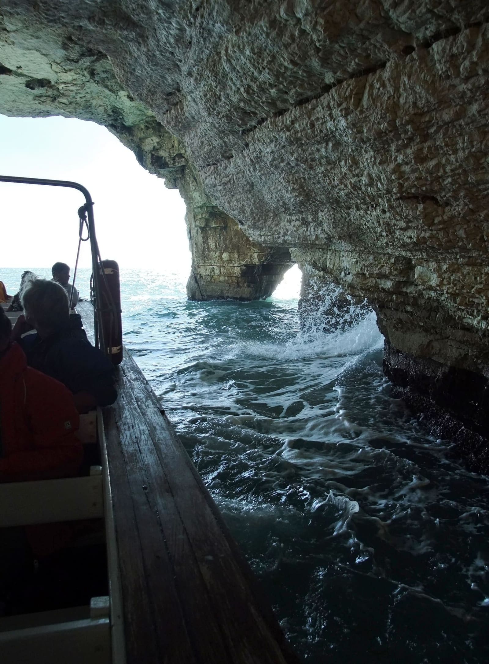 la barca dentro una grotta, con l'uscita sul mare in fondo