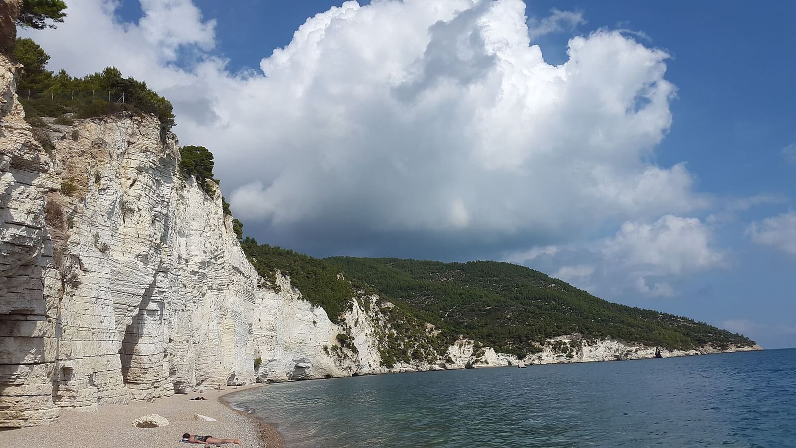 la spiaggia di Vignanotica sotto la falesia bianca, dove la barca si ferma per il bagno