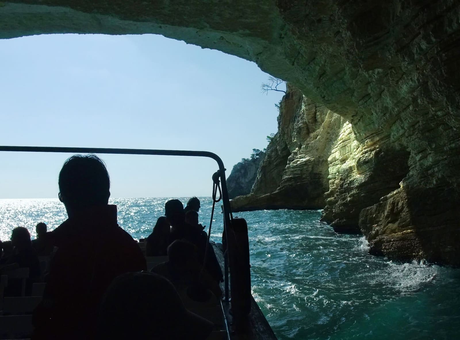 i passeggeri sotto la volta di una grotta, controluce