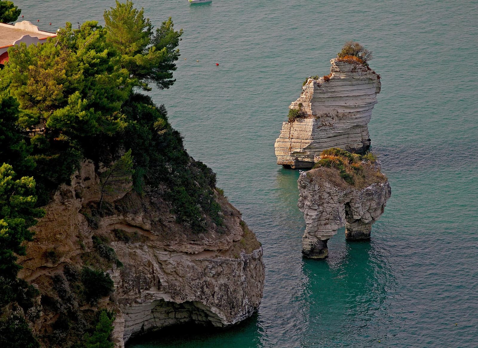 uno dei faraglioni delle Zagare, il pilastro di roccia bianca sul mare