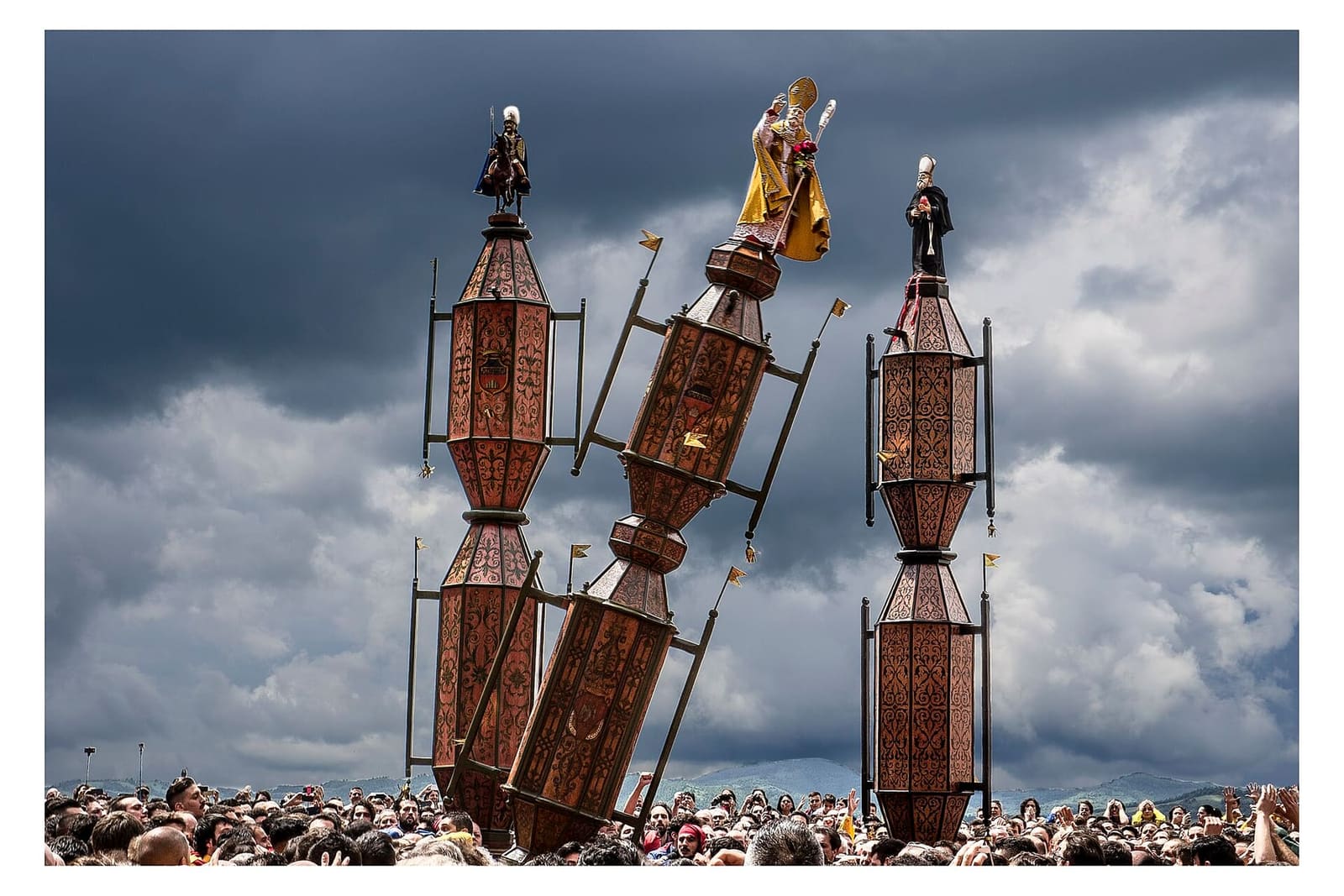 i tre Ceri alzati sopra la folla il 15 maggio, con San Giorgio, Sant'Ubaldo e Sant'Antonio in cima