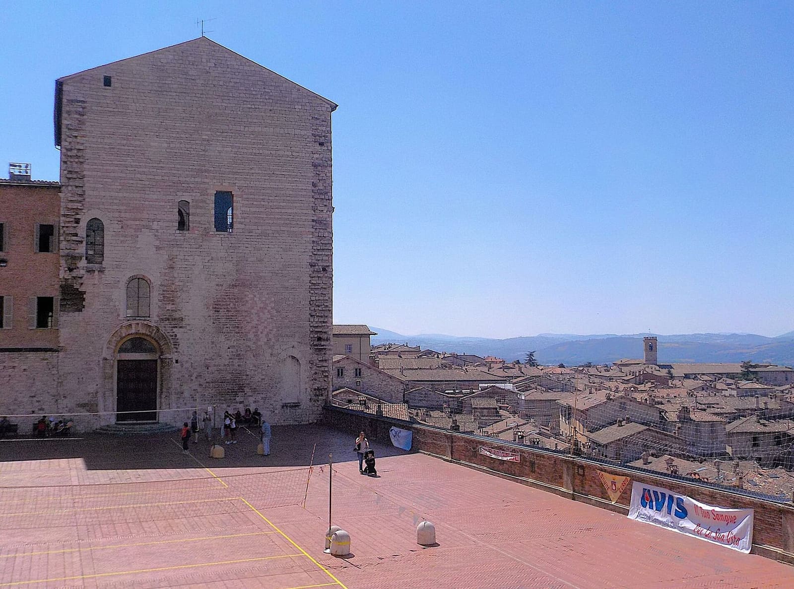 il Palazzo Pretorio in fondo alla piazza e il parapetto da cui si guardano i tetti della città bassa e la pianura