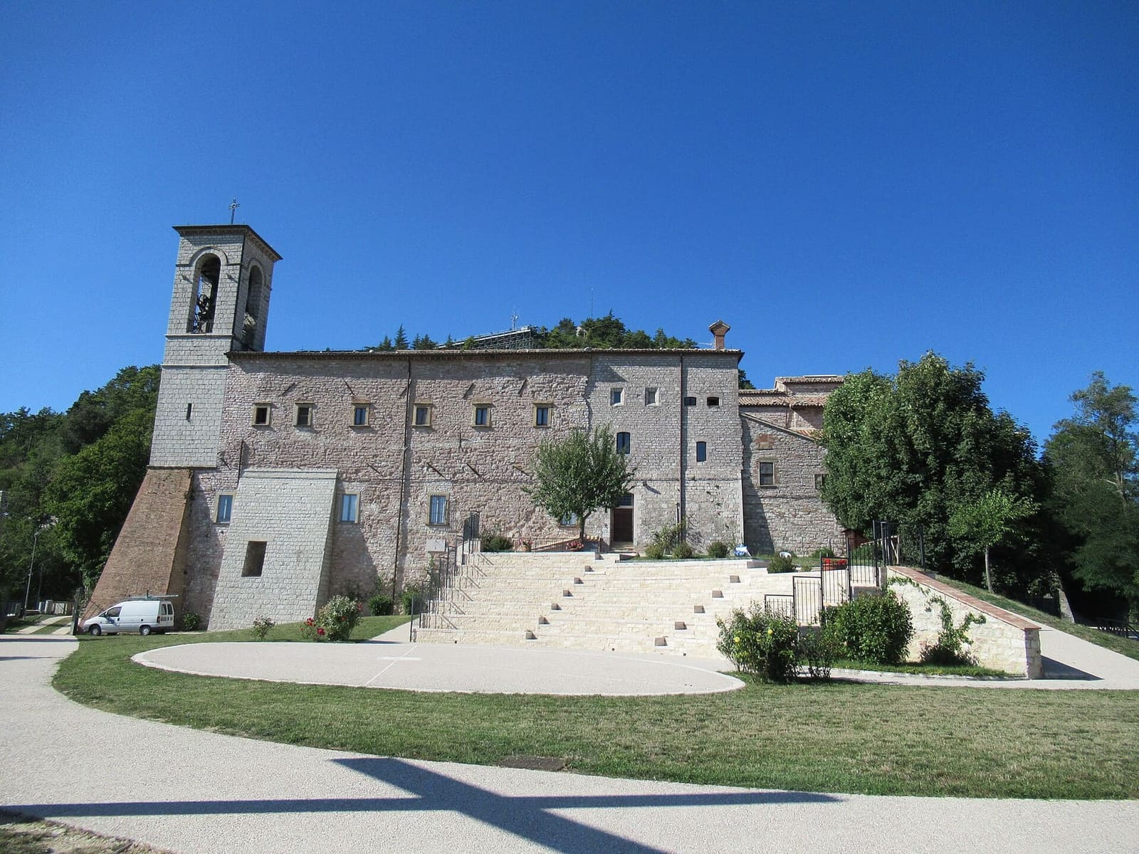 la basilica di Sant'Ubaldo in cima al monte Ingino, con il campanile e la scalinata davanti
