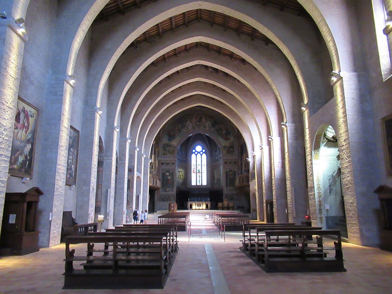 la navata unica della cattedrale, coperta da una fila di archi a diaframma che reggono il tetto senza colonne