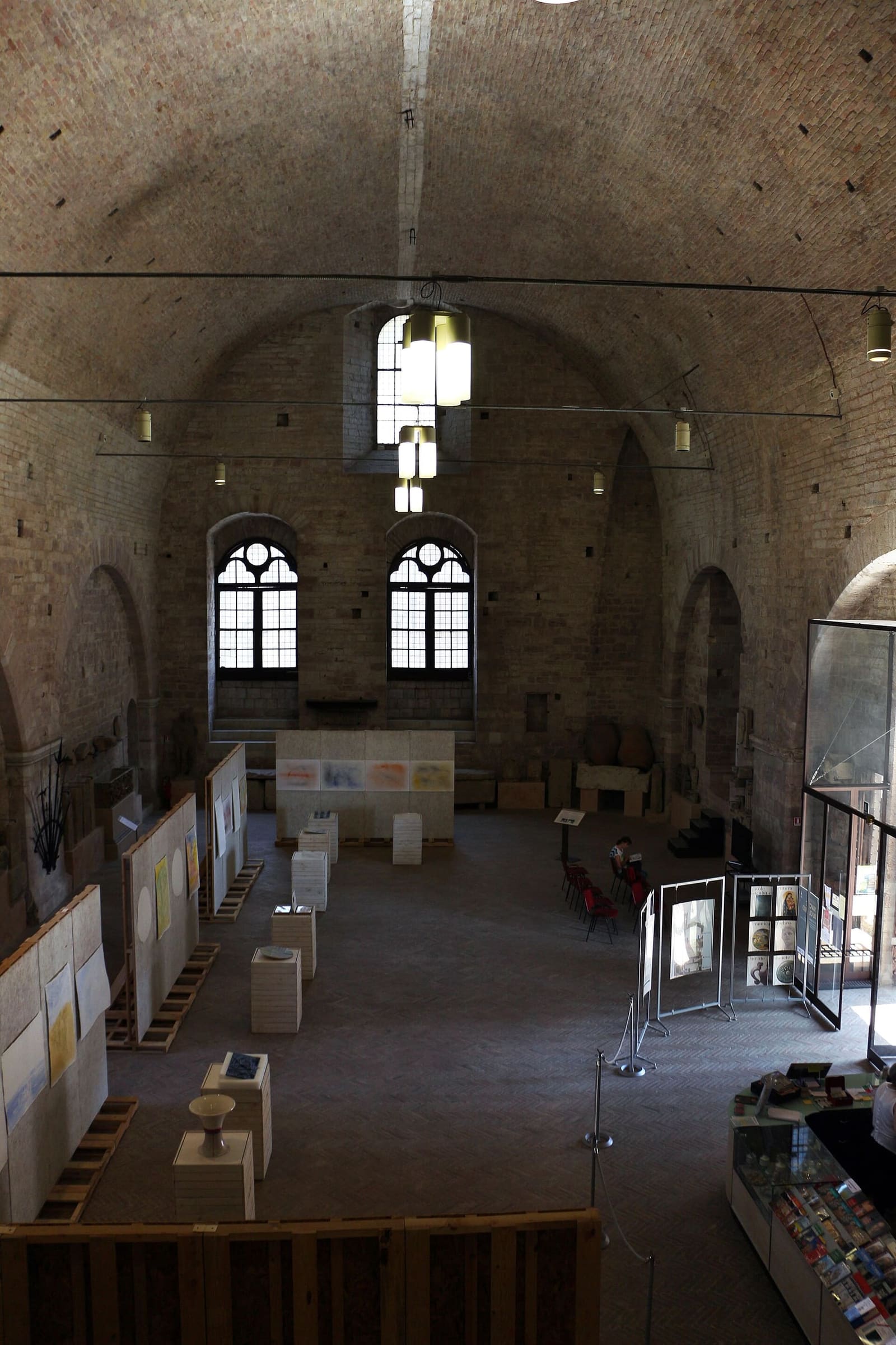 la sala dell'Arengo dentro il palazzo, il grande salone a volta del museo civico con le finestre gotiche in fondo