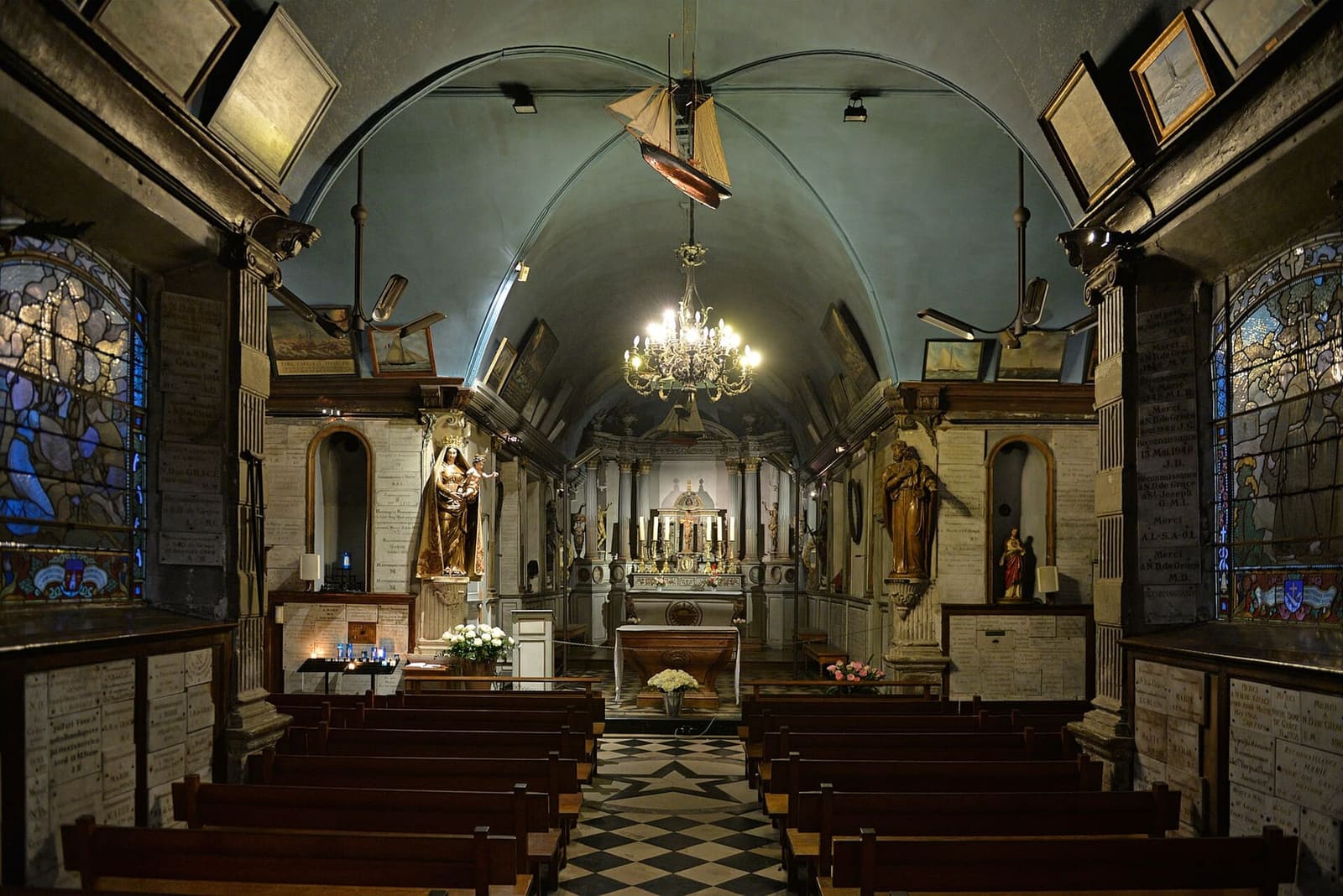 dentro la chapelle Notre-Dame-de-Grâce, con i modellini di navi appesi e gli ex-voto dei marinai, a dicembre