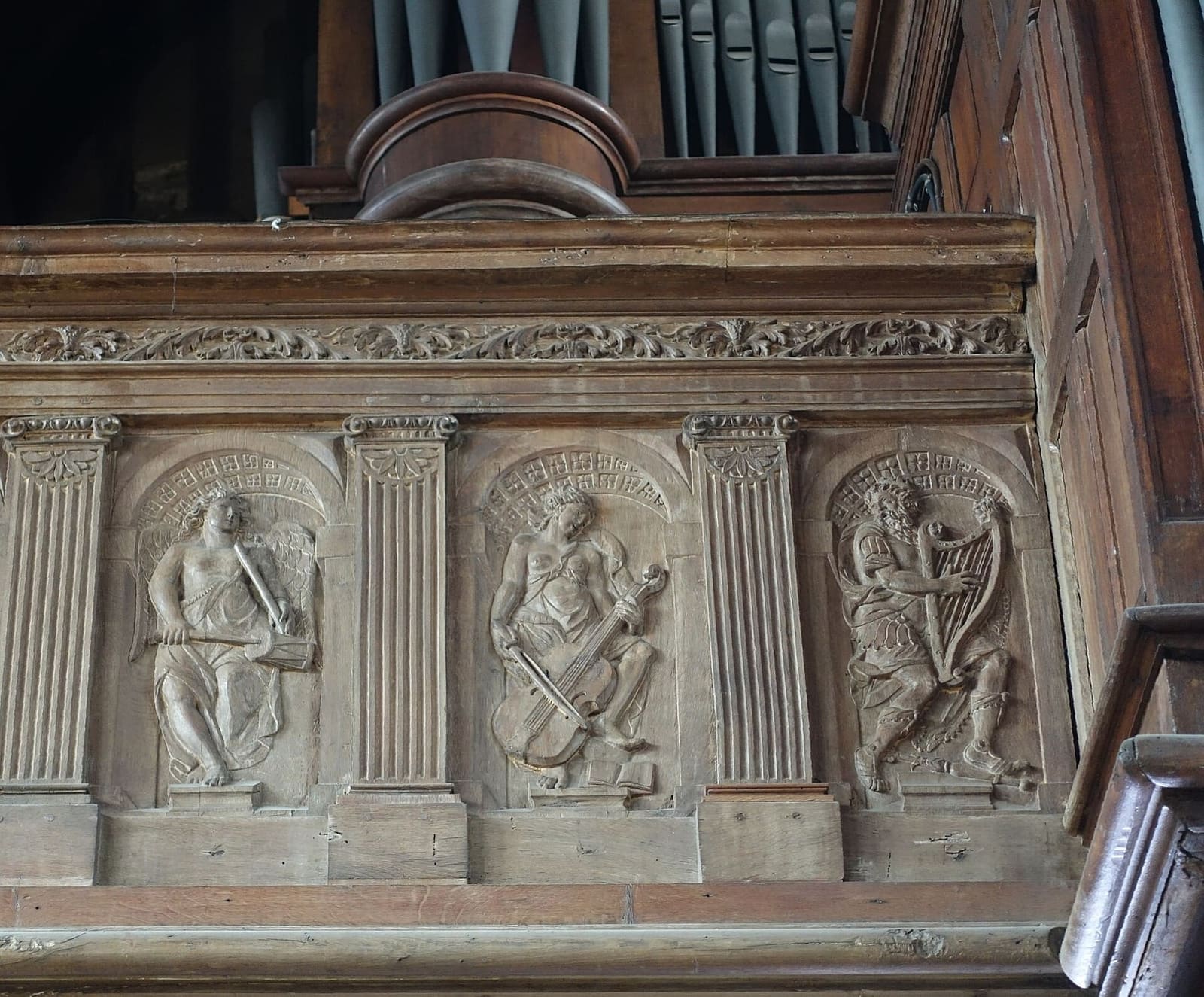 i musicisti scolpiti nel legno della tribuna dell'organo, nell'église Sainte-Catherine, ad agosto