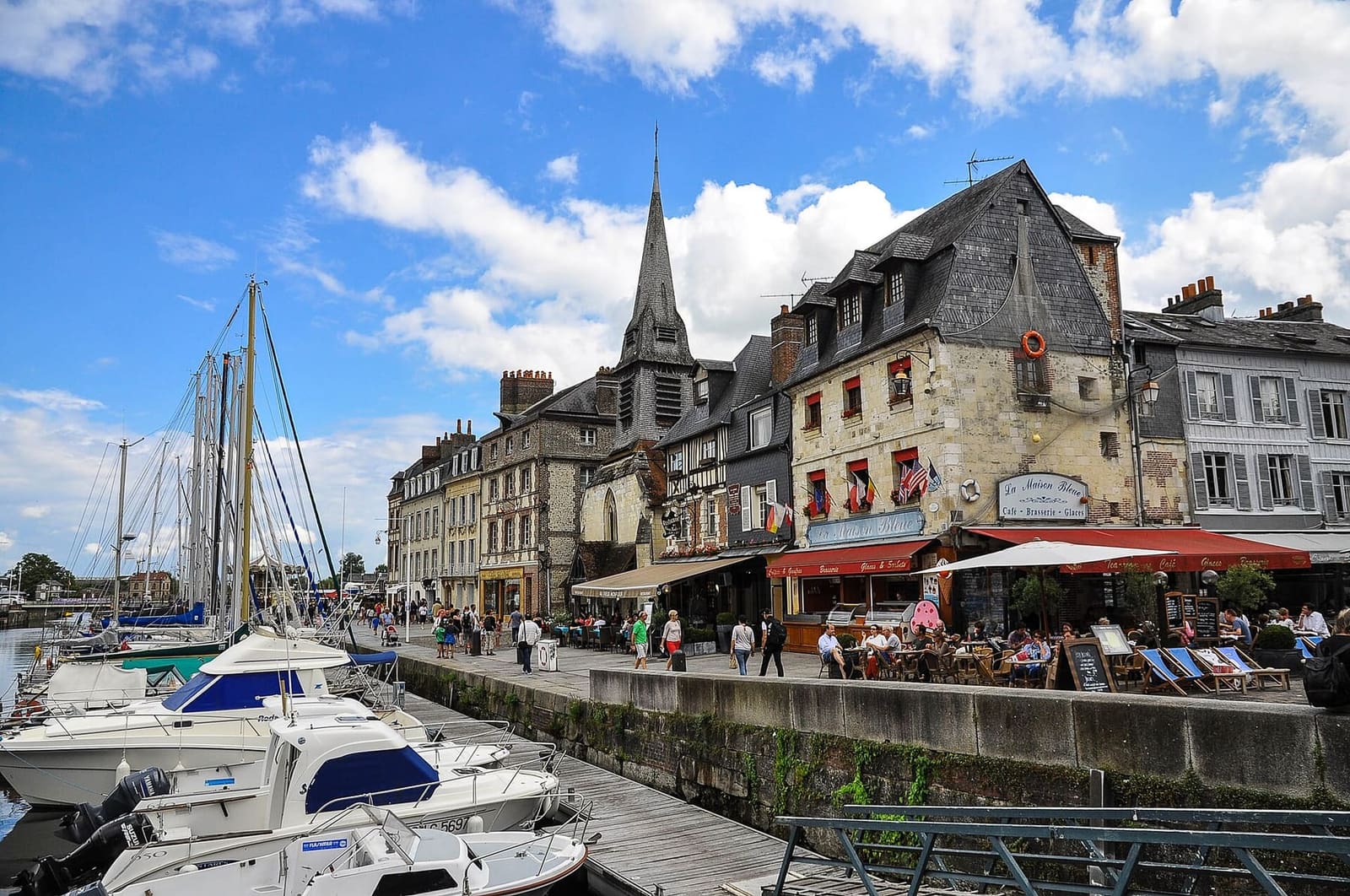 il clocher Sainte-Catherine che spunta dietro le case del Vieux Bassin, con i tavolini sul quai, ad agosto