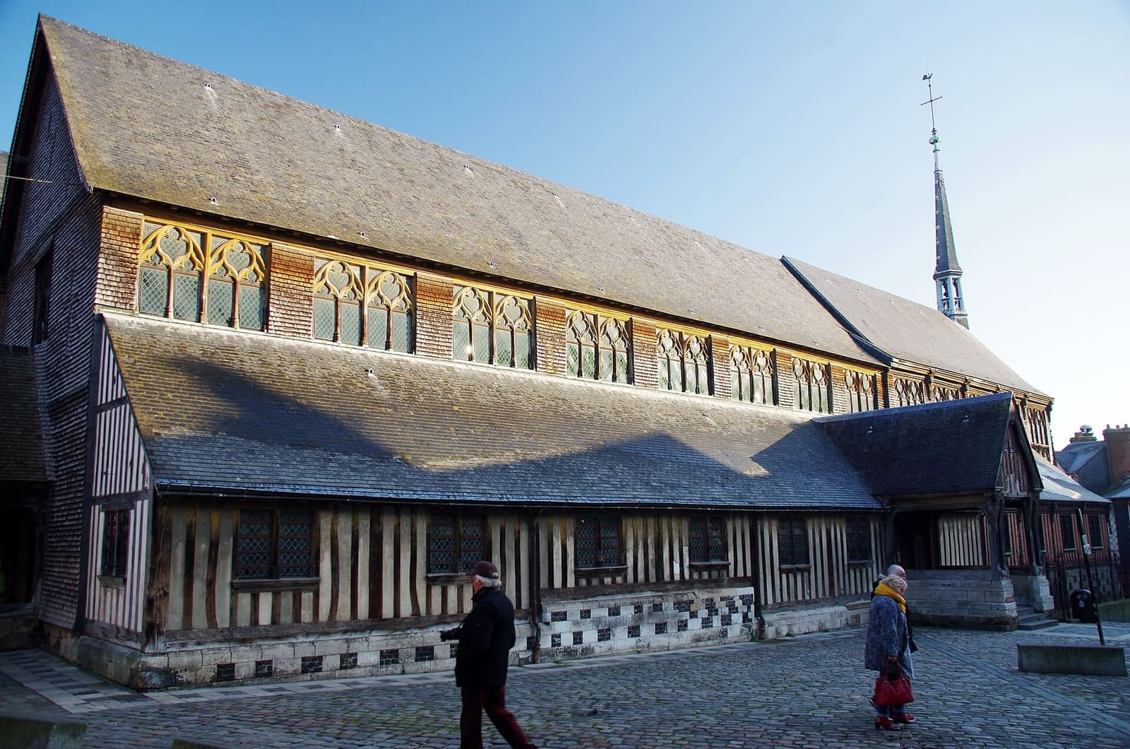 il fianco dell'église Sainte-Catherine, con il basamento a graticcio e il tetto doppio di ardesia, a febbraio
