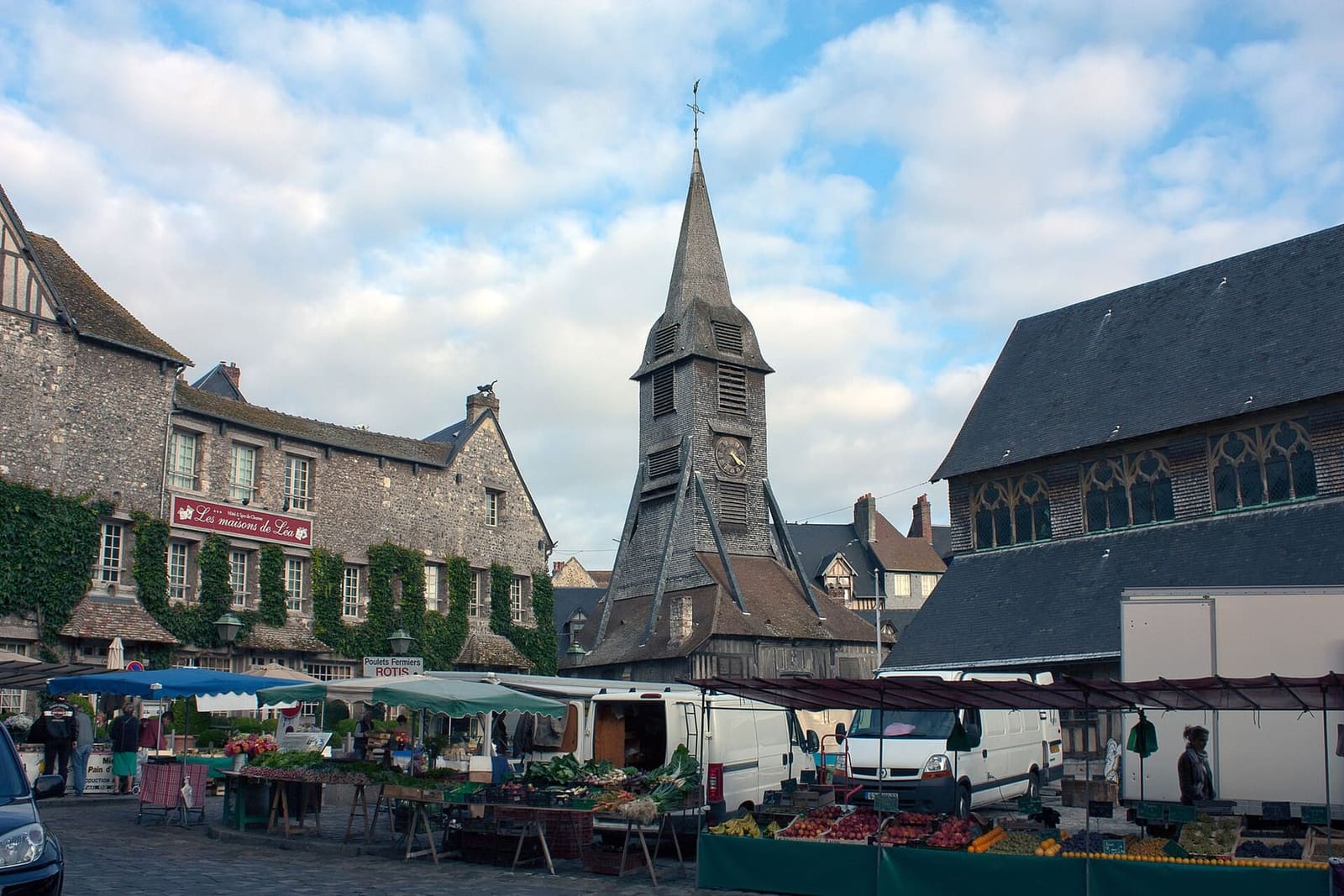 il mercato del sabato in place Sainte-Catherine, con il clocher e il fianco della chiesa, a settembre