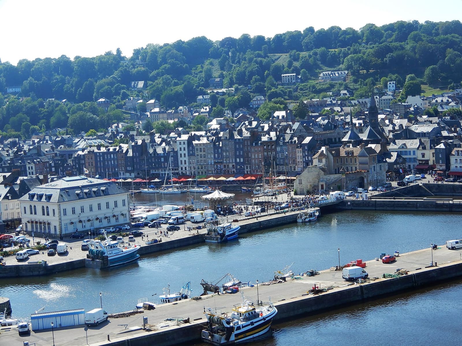 l'avant-port e il Vieux Bassin visti dall'alto, con i tetti di Honfleur e la collina dietro, a luglio