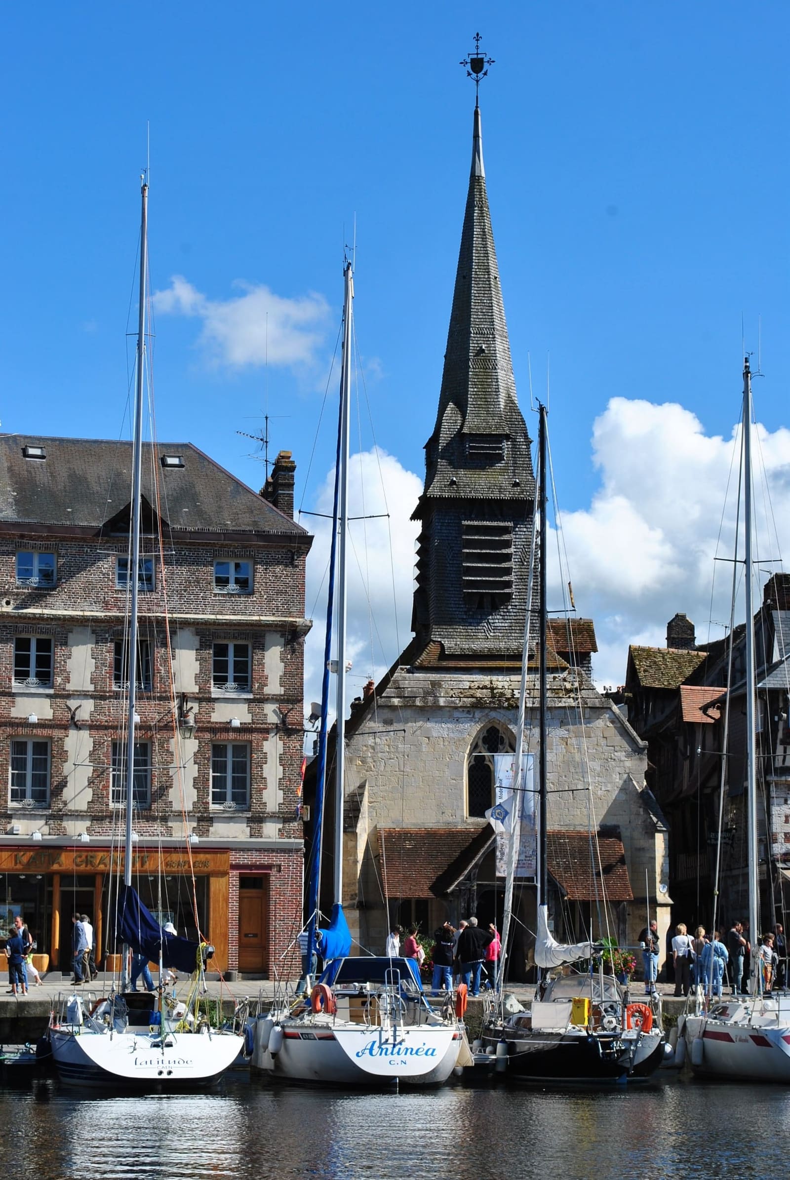 l'église Saint-Étienne, oggi il museo della Marina, con il campanile di legno sopra le barche del Vieux Bassin, ad agosto