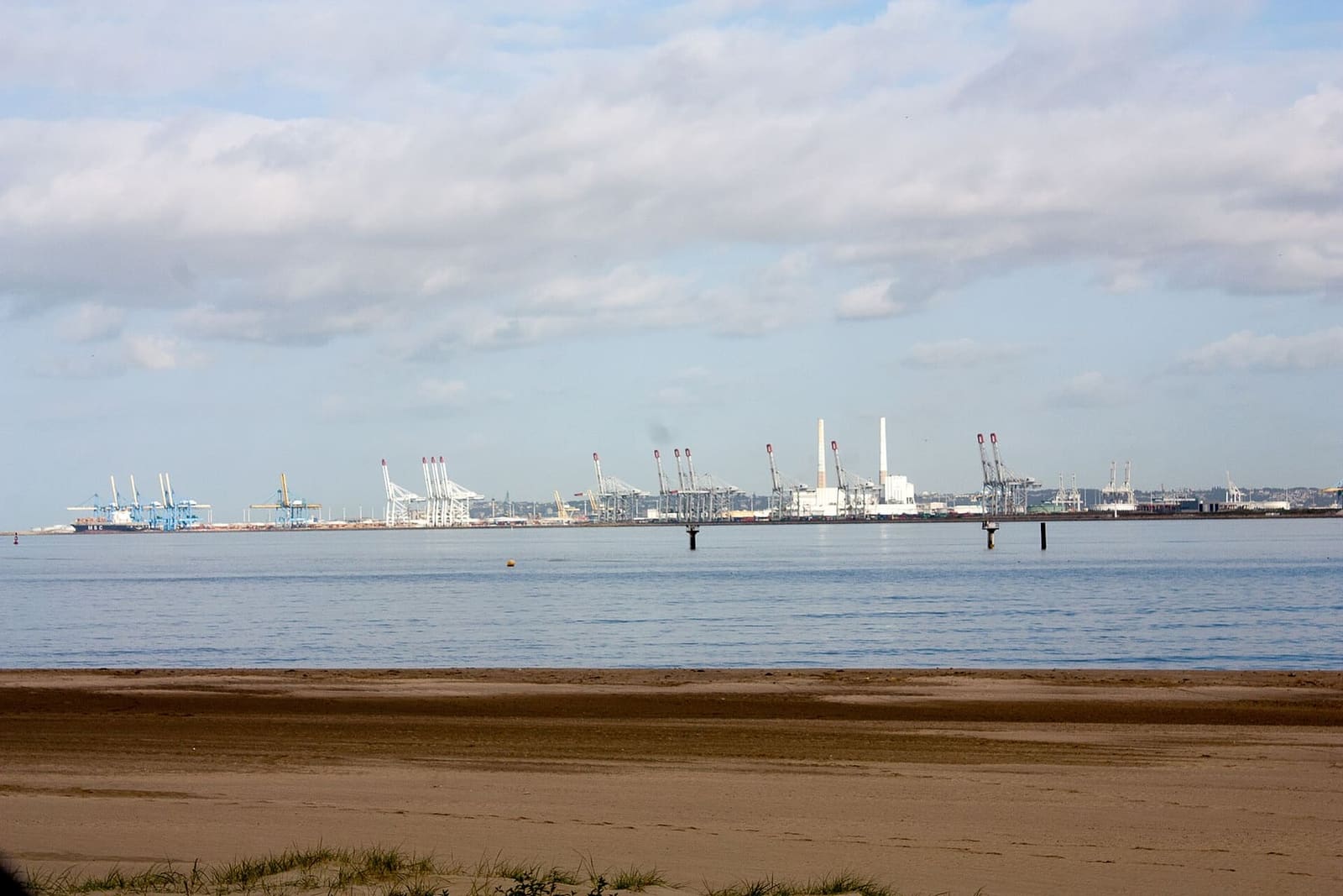 l'estuario della Senna con la bassa marea e, di fronte, il porto del Havre, a settembre