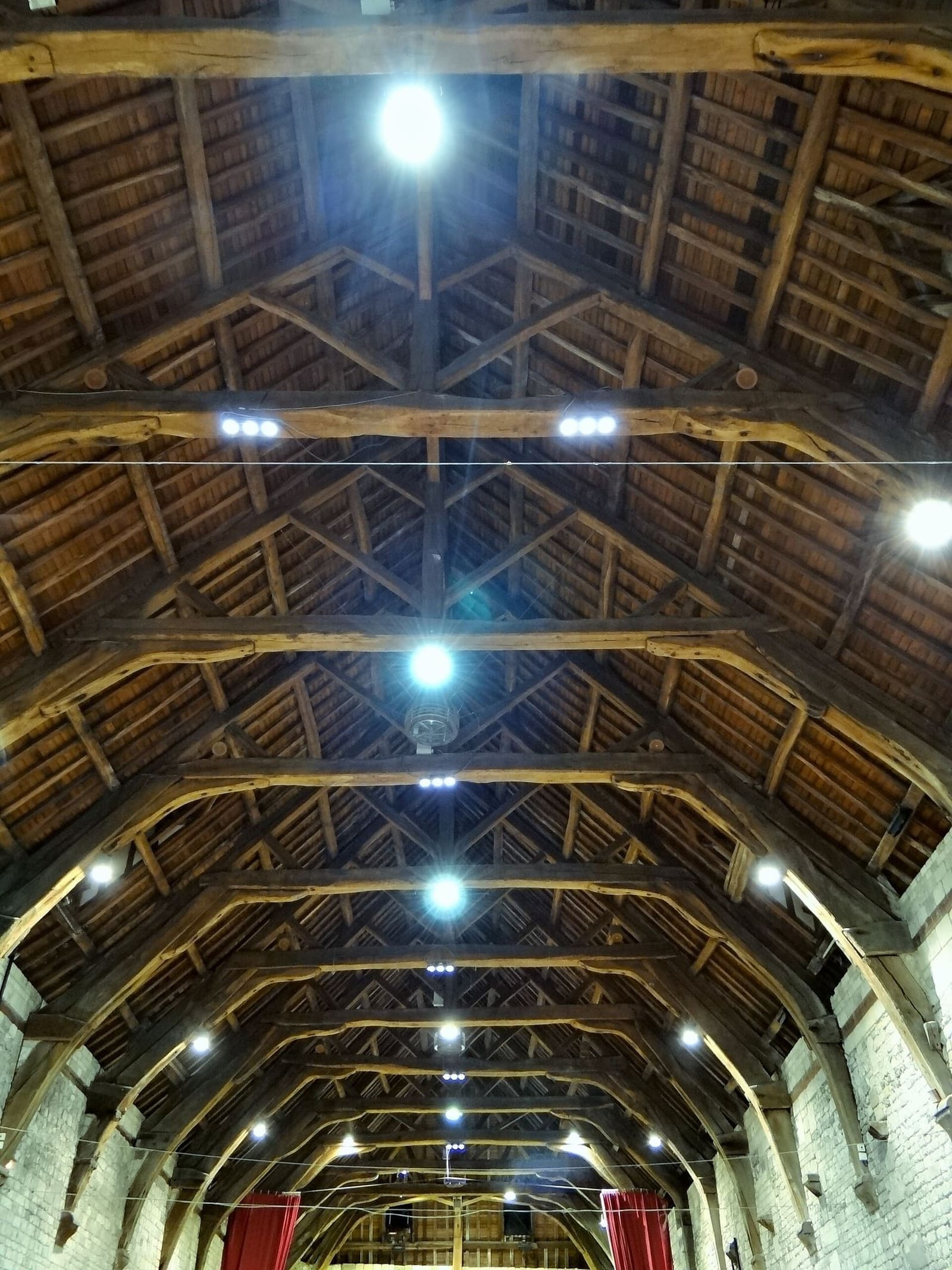 la carpenteria di legno del tetto dentro i Greniers à sel, ad aprile
