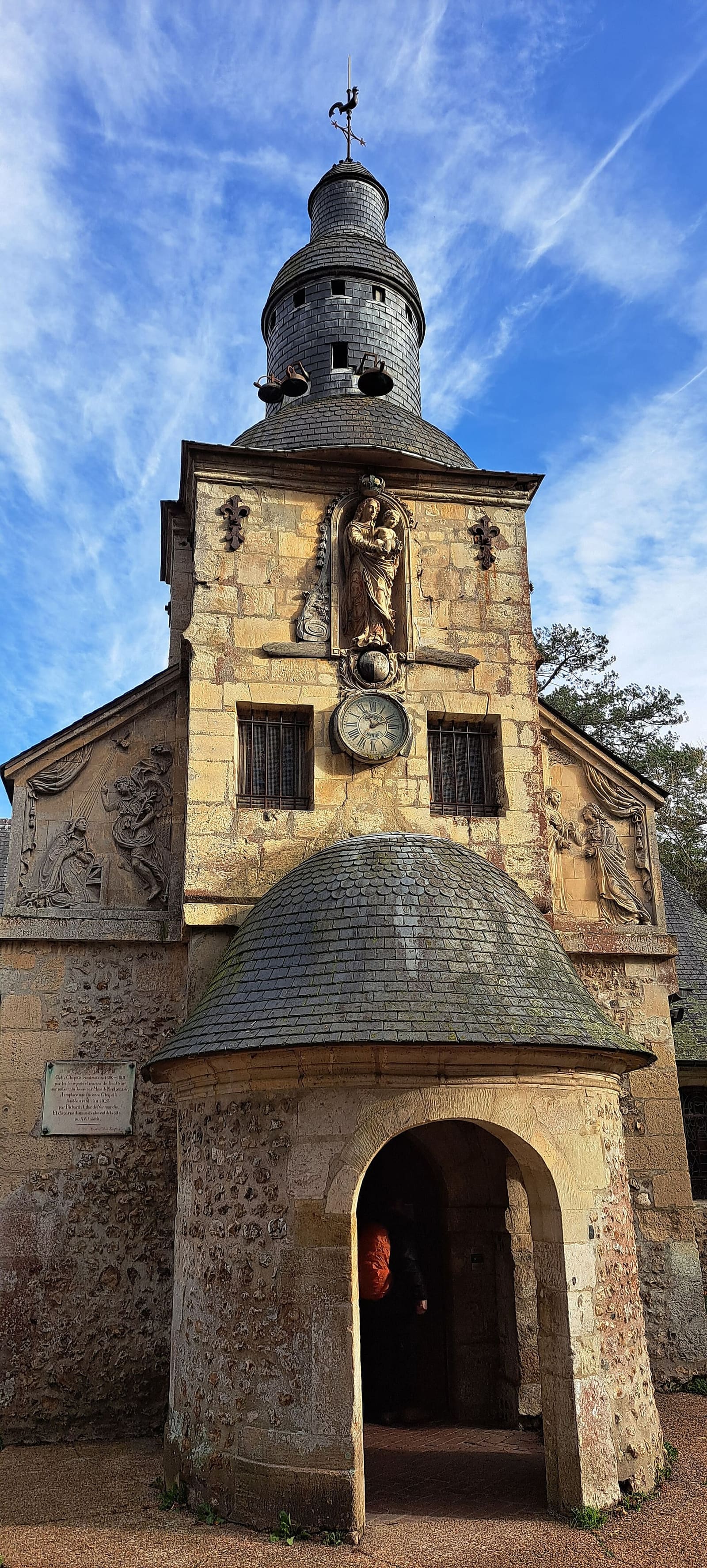 la facciata della chapelle Notre-Dame-de-Grâce sulla Côte de Grâce, a ottobre