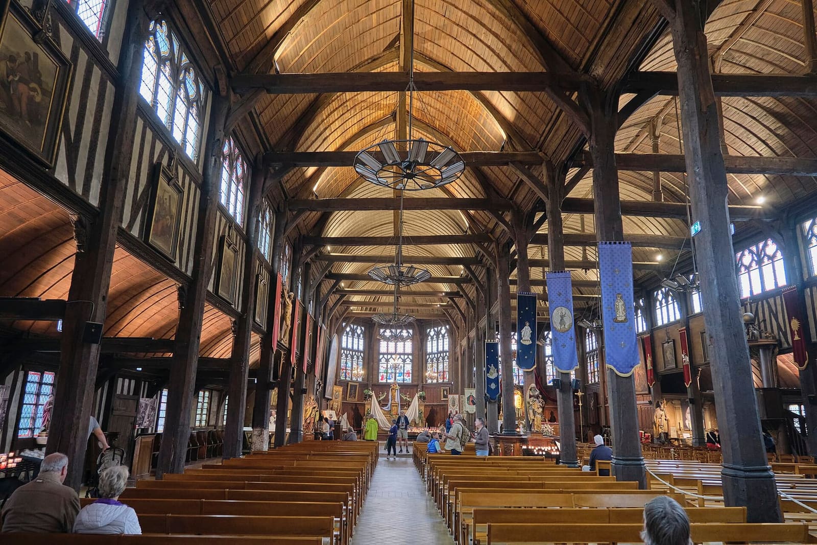 le due navate di legno dell'église Sainte-Catherine, con le volte a carena di nave, a settembre