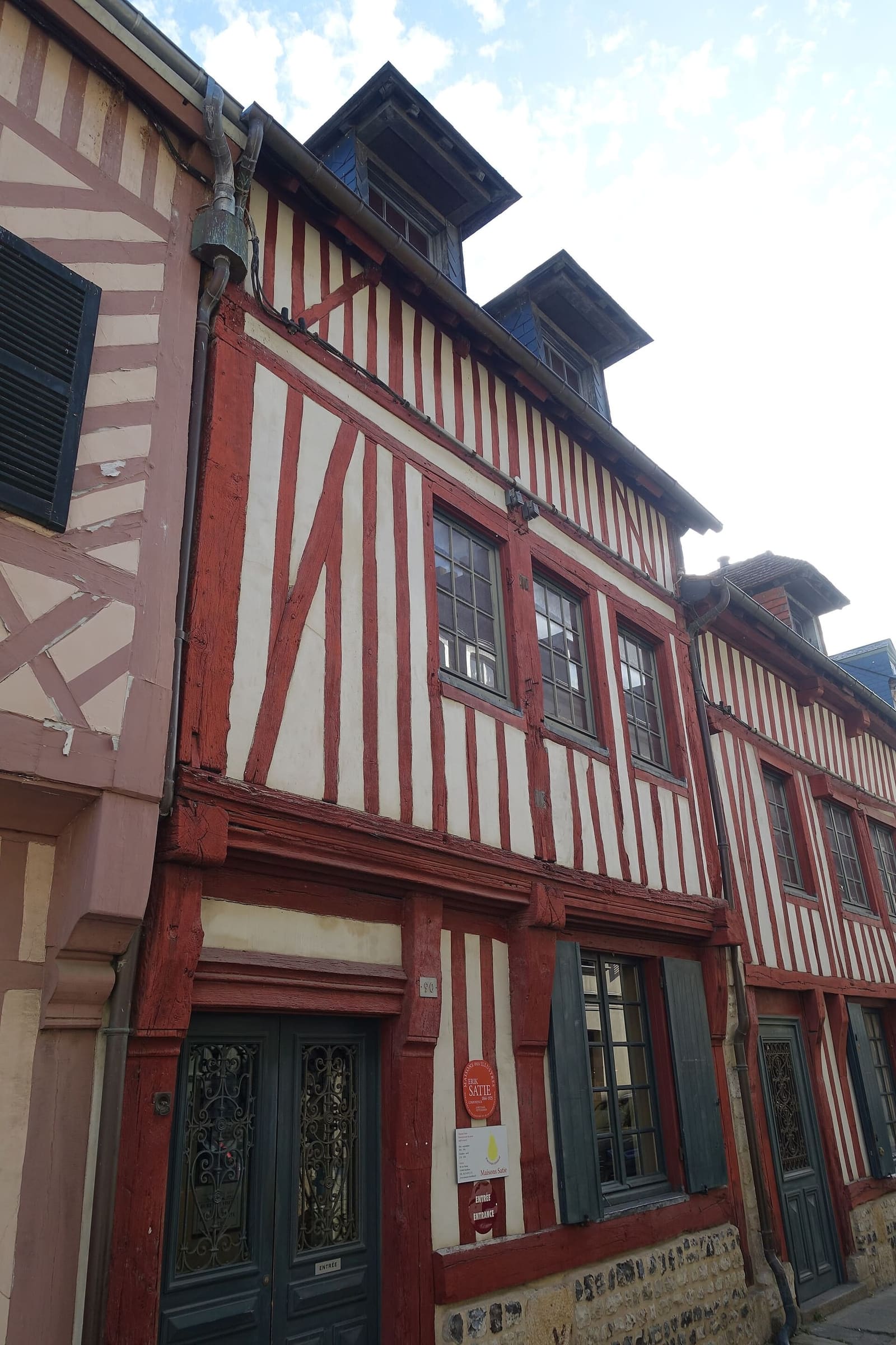 la casa a graticcio rosso e bianco delle Maisons Satie, dove nacque Erik Satie, a febbraio